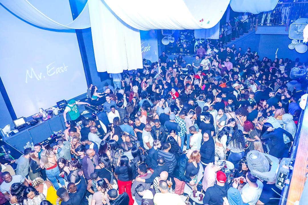ファンクマスター・フレックスのインスタグラム：「Just in case u need another angle! @djbobbytrends touches down for the first time ever on a Saturday! Hosted by TreySongz! Amazing night! Amazing staff! Sexiest nightclub in Jersey hands down! Kosta/Binoy the @litdigitaldjs appropriate it! 1200 Deep! Movie!」