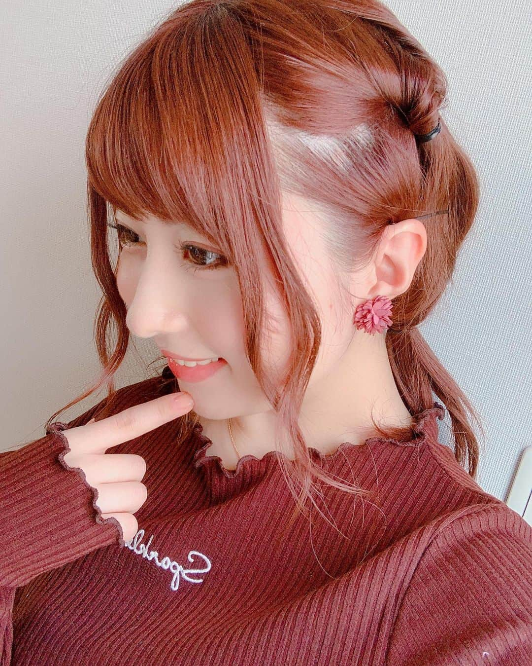 成瀬心美さんのインスタグラム写真 - (成瀬心美Instagram)「💄 . . 最近お気に入りで つけているピンクのアイシャドウ とってもかわいくて お友達ともお揃い☺️✨ . . インスタに載せるー！ って言ってて まだ書いてなかったね😂 . . これは @excelmake  の リアルクローズシャドウ CS03 ローズピンヒールって カラー名らしい🥀 . かわいすぎ😂 . . 初めてお店で見た時 一目惚れしたかわいさ だったのだけど 色的に似合うか心配だった😭 . . でもでも ピンク系アイシャドウにありがちな 目が腫れぼったく見える感じもなく キラキラ入ってるラメも 小粒で上品だし ピンクブラウンの 締色のおかげで 目元もぼやけないし とにかく塗った瞬間 . 「え！！おきゃわ〜🥰」 . ってなりました。 . . 春色シャドウ欲しいなと思ってて デパコス沢山見てたけど 失敗したら落ち込む値段。 . . それに比べたらこれは 1500円なのに 発色良くて色も好みで 大満足でございました！☺️笑 . いい買い物したー！！！！ って感じ！ . . これは最近のお気に入りで ずっとつけてたので 紹介してみました😘 . . よかったら 見つけたらチェック してみてねーーん！！！ . . #makeup #make #eyemakeup #eyeshadow #eye #excel #pink」3月17日 21時10分 - coco3ndazo