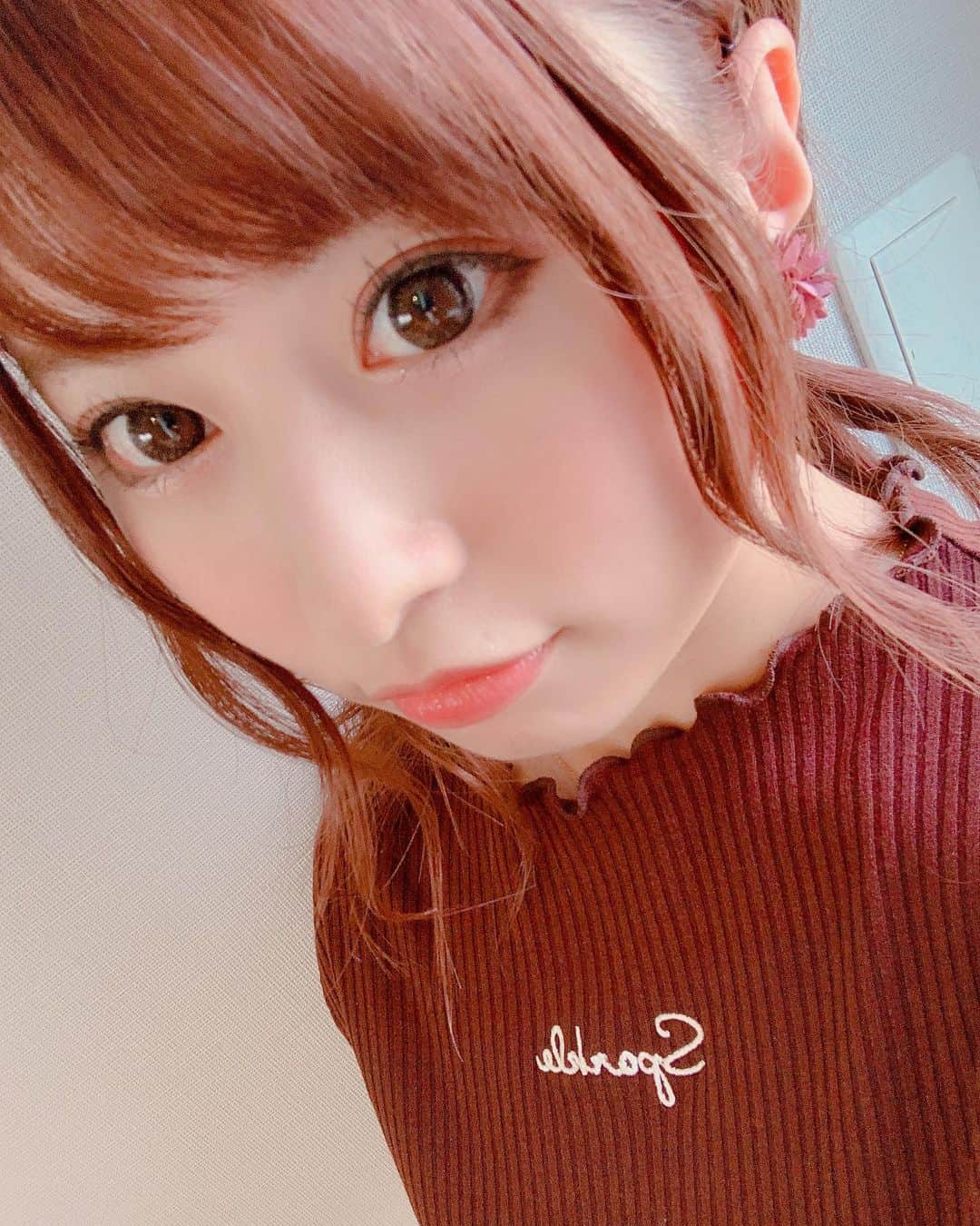 成瀬心美さんのインスタグラム写真 - (成瀬心美Instagram)「💄 . . 最近お気に入りで つけているピンクのアイシャドウ とってもかわいくて お友達ともお揃い☺️✨ . . インスタに載せるー！ って言ってて まだ書いてなかったね😂 . . これは @excelmake  の リアルクローズシャドウ CS03 ローズピンヒールって カラー名らしい🥀 . かわいすぎ😂 . . 初めてお店で見た時 一目惚れしたかわいさ だったのだけど 色的に似合うか心配だった😭 . . でもでも ピンク系アイシャドウにありがちな 目が腫れぼったく見える感じもなく キラキラ入ってるラメも 小粒で上品だし ピンクブラウンの 締色のおかげで 目元もぼやけないし とにかく塗った瞬間 . 「え！！おきゃわ〜🥰」 . ってなりました。 . . 春色シャドウ欲しいなと思ってて デパコス沢山見てたけど 失敗したら落ち込む値段。 . . それに比べたらこれは 1500円なのに 発色良くて色も好みで 大満足でございました！☺️笑 . いい買い物したー！！！！ って感じ！ . . これは最近のお気に入りで ずっとつけてたので 紹介してみました😘 . . よかったら 見つけたらチェック してみてねーーん！！！ . . #makeup #make #eyemakeup #eyeshadow #eye #excel #pink」3月17日 21時10分 - coco3ndazo