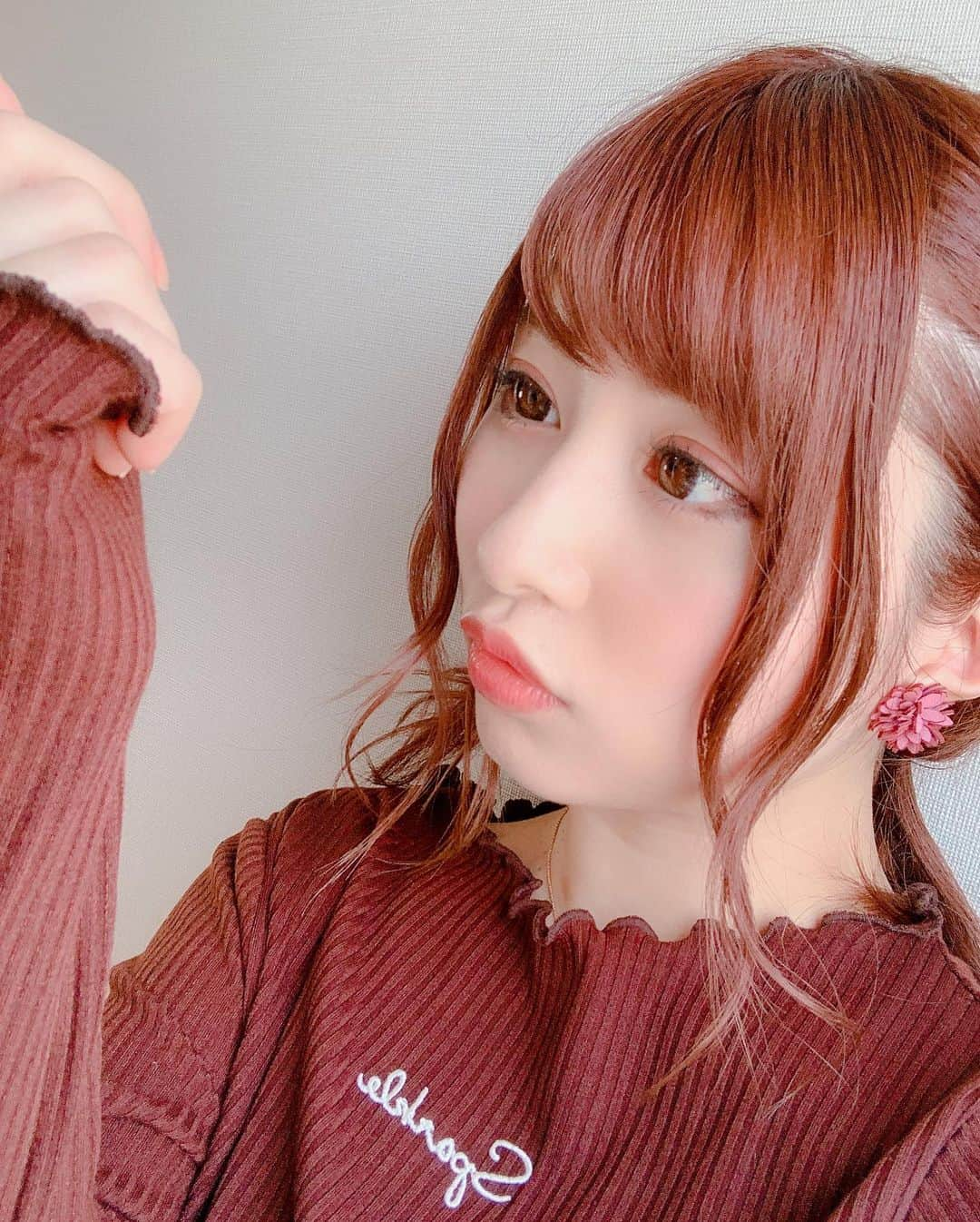 成瀬心美さんのインスタグラム写真 - (成瀬心美Instagram)「💄 . . 最近お気に入りで つけているピンクのアイシャドウ とってもかわいくて お友達ともお揃い☺️✨ . . インスタに載せるー！ って言ってて まだ書いてなかったね😂 . . これは @excelmake  の リアルクローズシャドウ CS03 ローズピンヒールって カラー名らしい🥀 . かわいすぎ😂 . . 初めてお店で見た時 一目惚れしたかわいさ だったのだけど 色的に似合うか心配だった😭 . . でもでも ピンク系アイシャドウにありがちな 目が腫れぼったく見える感じもなく キラキラ入ってるラメも 小粒で上品だし ピンクブラウンの 締色のおかげで 目元もぼやけないし とにかく塗った瞬間 . 「え！！おきゃわ〜🥰」 . ってなりました。 . . 春色シャドウ欲しいなと思ってて デパコス沢山見てたけど 失敗したら落ち込む値段。 . . それに比べたらこれは 1500円なのに 発色良くて色も好みで 大満足でございました！☺️笑 . いい買い物したー！！！！ って感じ！ . . これは最近のお気に入りで ずっとつけてたので 紹介してみました😘 . . よかったら 見つけたらチェック してみてねーーん！！！ . . #makeup #make #eyemakeup #eyeshadow #eye #excel #pink」3月17日 21時10分 - coco3ndazo