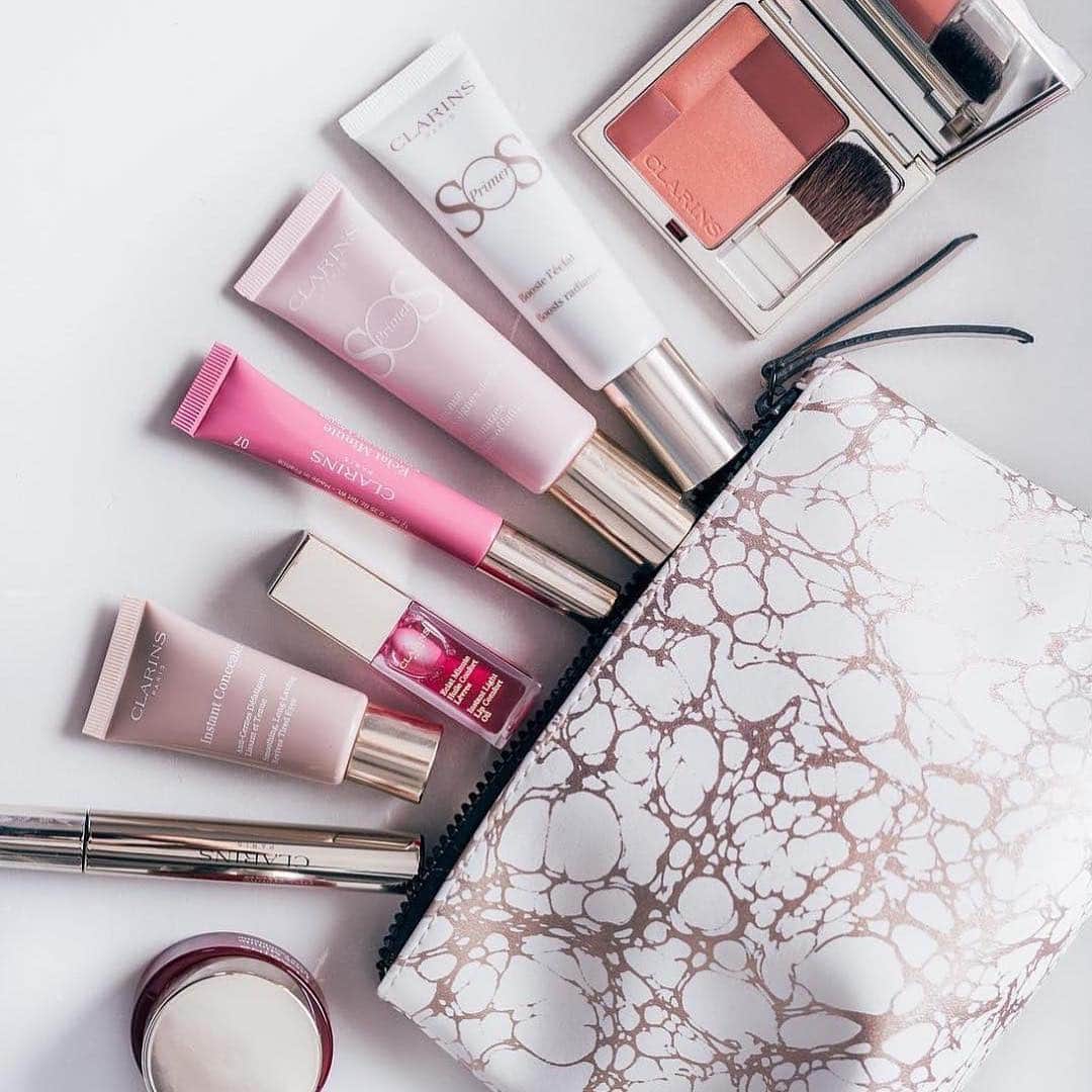 Clarins Canadaさんのインスタグラム写真 - (Clarins CanadaInstagram)「And you, what is your favourite on-the-go make up?💋 Repost: @clarinsuk . . . #Clarins #ItsAllAboutYou #ClarinsMakeup #OneMinuteMakeup」3月17日 21時10分 - clarinscanada