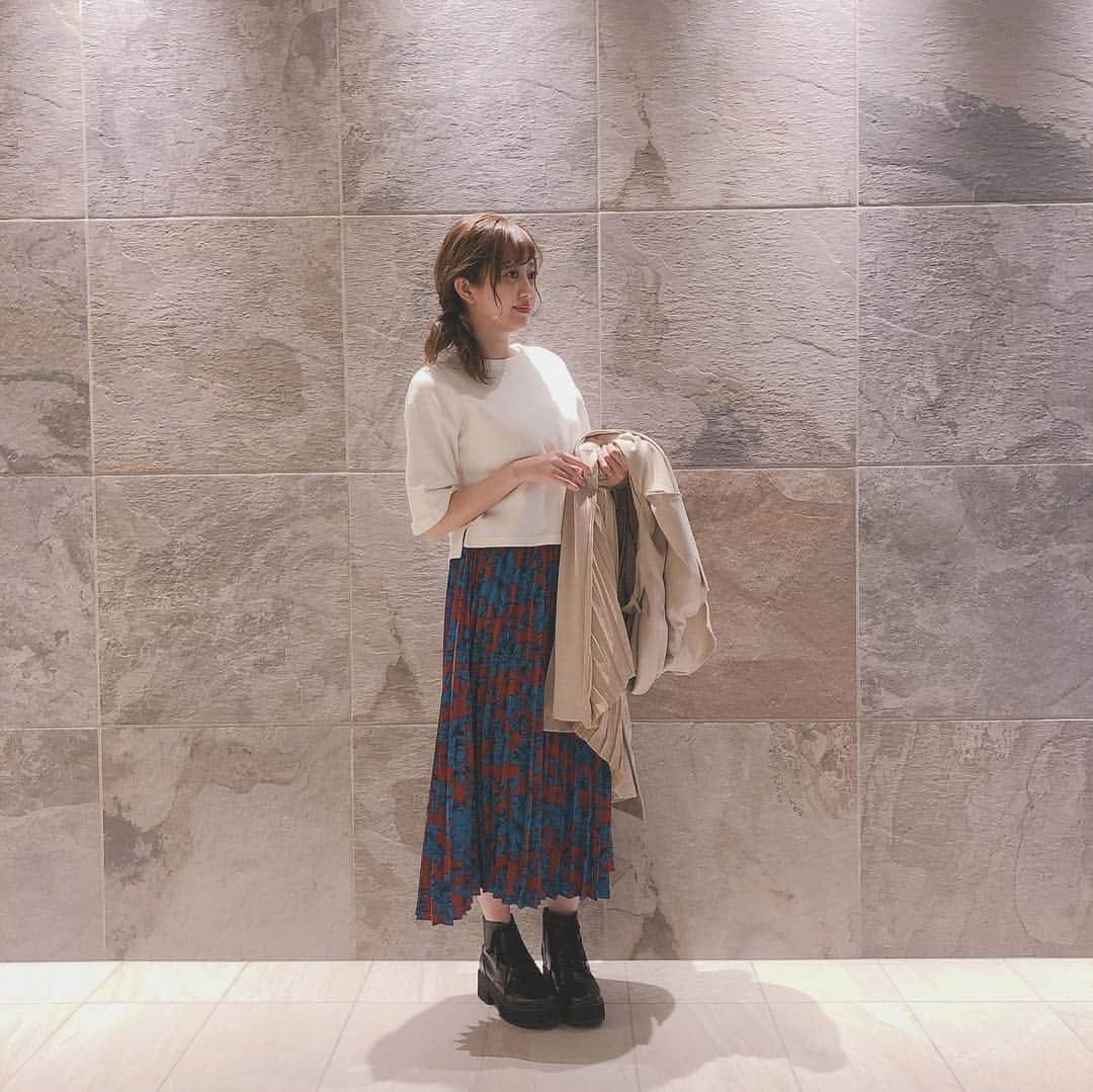 菊地亜美さんのインスタグラム写真 - (菊地亜美Instagram)「・ 最近お家のキッチン事情によりまったく自炊出来てなくて外でのご飯ばっかりなので、そろそろお家ご飯が食べたい…😔🍚 お店のご飯ってめちゃくちゃ美味しいし大好きだけど、名前のついてないようなおかずと食べるお家ご飯って最高なの…共感できるかな🤣 家にあるものだけで作る簡単な炒め物とかさ。 ・ 目線が怖いですが…私服💫 #プリーツロングスカート … @titivatejp  寒いのに半袖だしヨクワカンナイネ🤷‍♀️ #ootd #coodinate #titivate #titivatestyle #ティティベイト」3月17日 21時12分 - amikikuchi0905