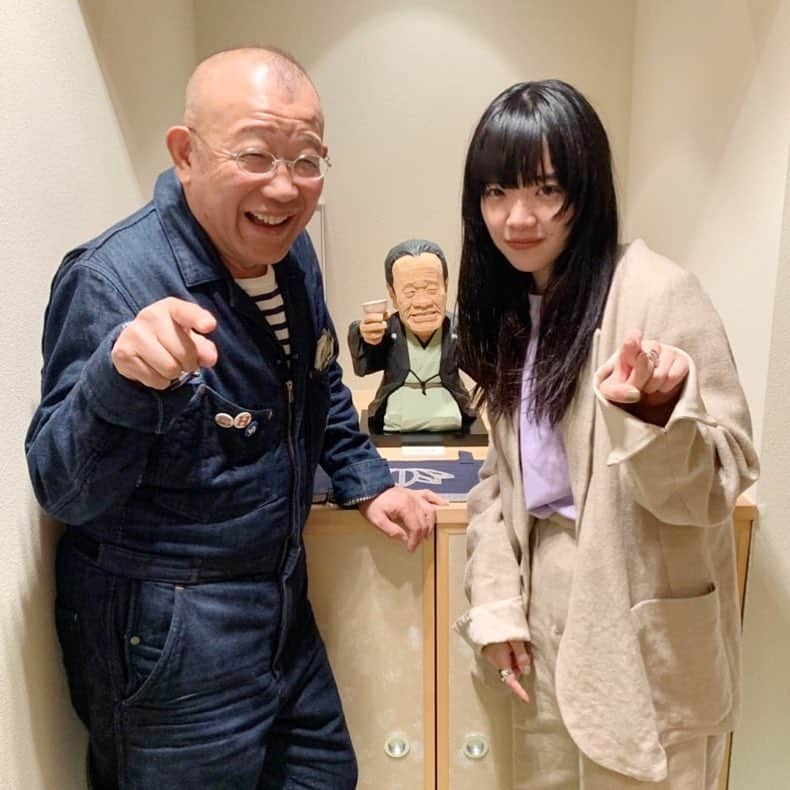 あいみょんさんのインスタグラム写真 - (あいみょんInstagram)「2019.3.17 第234回「無学の会」 鶴瓶さんに呼んで頂きました。 楽しかったなぁ。 数曲、弾き語りもさせてもらいました。 鶴瓶さん、いつも曲全部聴いてくれて、曲のタイトルの横に星のマークとか、二重丸とかがついてるメモ書きがあって。 それを見るのが好き。幸せです。 完全シークレットなのでドキドキしてましたが、お客さん皆さん暖かくて。 前お会いした時とはまた違ったいろんな話ができて、感激でした。 本当にありがとうございました。 全てが糧になってゆくなぁ。 巡り合わせと憧れと。  このあとFM802フリークスよろしくね〜。 2時間生放送です。」3月17日 21時13分 - aimyon36