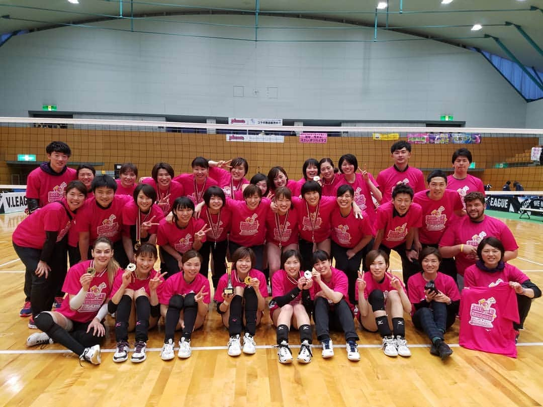 TBSバレブーさんのインスタグラム写真 - (TBSバレブーInstagram)「バレーボール女子V2リーグ最終戦🏐 ヴィクトリーナ姫路vsJAぎふ 勝った方がV2リーグ優勝、そしてV1昇格を決める大一番‼️ 結果は… ヴィクトリーナ姫路のストレート勝利✨ ヴィクトリーナ姫路3(25-23、25-21、25-11)0JAぎふ  日本初のプロバレーボールチームとして2016年に発足したヴィクトリーナ姫路🏐 たった3名の選手からスタートしたチームは年々成長を続け、今季からV2リーグに参戦👏 1年でV1昇格という快挙を成し遂げました😀  優勝が決まった瞬間、竹下佳江監督はじめ選手の皆さんの涙を流す姿がとても感動的でした😢  そしてなんと明日は竹下監督の誕生日😌🎁🎂 優勝㊗️と併せて誕生日㊗️も行われました😆 ヴィクトリーナ姫路の皆さん、そして竹下監督おめでとうございます🎊  #バレーボール #ヴィクトリーナ姫路 #V2リーグ優勝🎊 #V1昇格おめでとうございます🎉 #そして竹下監督も #お誕生日おめでとうございます🎂」3月17日 21時14分 - tbs.volleyboo