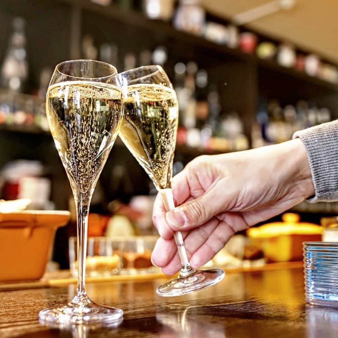 のインスタグラム：「こんばんは。  以前から通りがかりで気になっていたお店です。夫の知人でグルメなおじ様からの評価も高かったので、ランチしてきました。  スパークリングワインと前菜盛り合わせで昼飲みを楽しみつつ、料理を待ちます。 👀東高円寺にこんな美味しいフレンチがいただけるなんて❗ 味付けが好みで、どれも美味しかったです。  昼飲み出来ちゃうし、それ用のおつまみメニューも充実しているし、お料理も満足出来るものだし良かった😋 次はディナーで伺いたいです。 ご馳走さまでした😋 #トコトコサケメグリ #フレンチ #ランチ #スパークリングワイン #東京グルメ #東京レストラン #東高円寺 #ブラッスリールル #ワイン #飲酒タグラム #フランス料理 #美味しい #酒好きな人と繋がりたい #外飲み #tokyogourmet #tokyorestaurant #hungryintokyo #delicious #taberog #グルメ #igersjp #tokyocameraclub #foodpic #foodlover #yummy」
