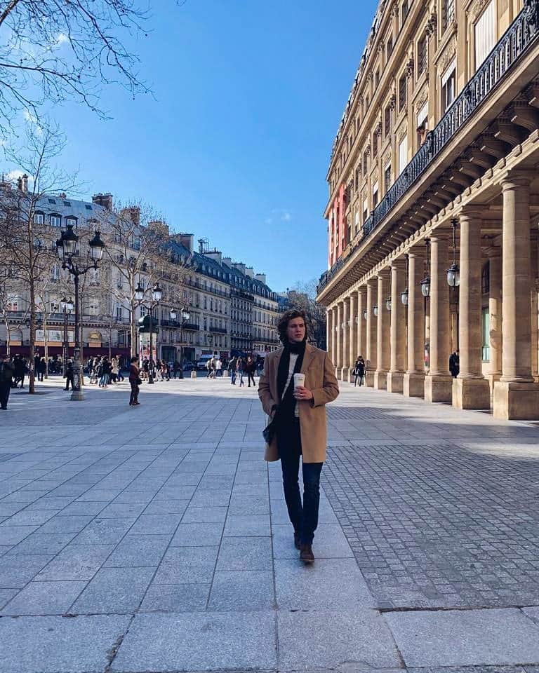 パヴェル・ドローストのインスタグラム：「Comme un parisien...🚶🏼‍♂️☕🇫🇷 Bonne journée à tous! 🌤️🍃 #paris #france #spring #франция #париж #lavieparisienne #PabloTraveler #city #francais #coffee #morning #nokia8」