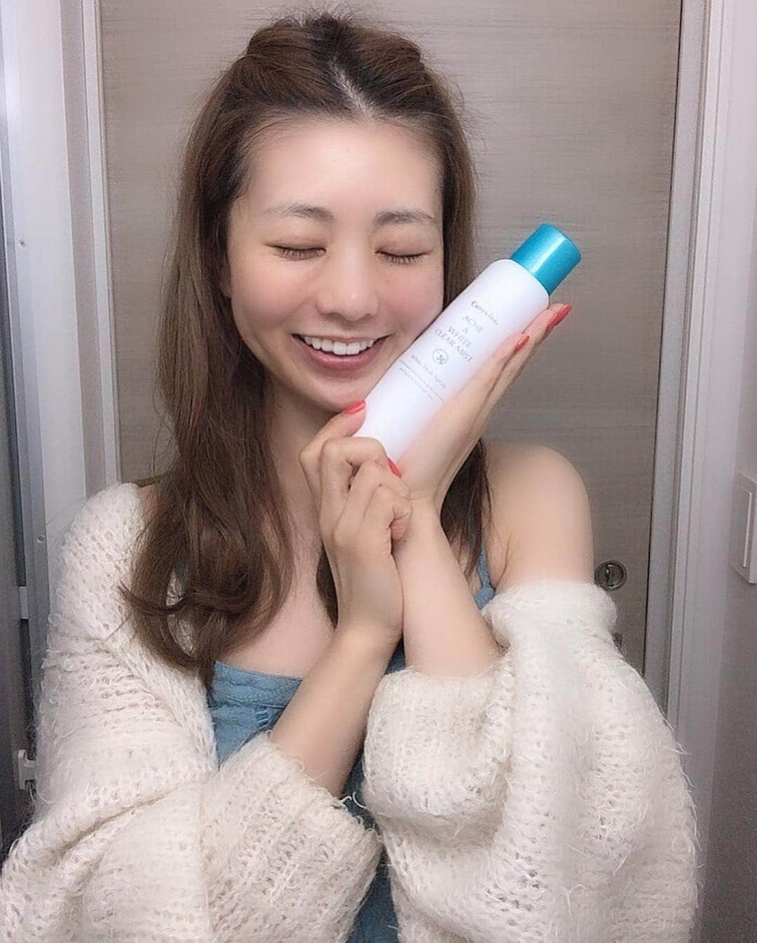 悠衣さんのインスタグラム写真 - (悠衣Instagram)「💧﻿ ﻿ 1番質問が多いのがスキンケアについて！﻿ そしてその中でも多いのがニキビについて！﻿ ﻿ ﻿ 私も悩んでいるので色々試してきましたよー♫﻿ 今回はスプレー式のアクネ＆ホワイトクリアミストを試してみました♡﻿ ﻿ ﻿ ﻿ これね、背中もケアできるからオススメ！！﻿ ケアがなかなか行き届かない背中﻿ これなら簡単にケアできますよねー♡﻿ ﻿ ﻿ ﻿ ニキビの大敵の乾燥！﻿ 保湿効果もあるから暖房で乾いたなって思った時にスプレーできるのもいいかも♫﻿ ﻿ ﻿ 美白効果もあるからニキビ跡にも良さそう♡﻿ とりあえず私は夏までに背中を集中的にケアします！！！﻿ #アクネアンドホワイトクリアミスト ＃ニキビケア ＃美白ケア ＃スキンケア ＃炭酸ミスト ＃時短ケア#キュアヴィヴィ_PR」3月17日 19時50分 - yu1_1987