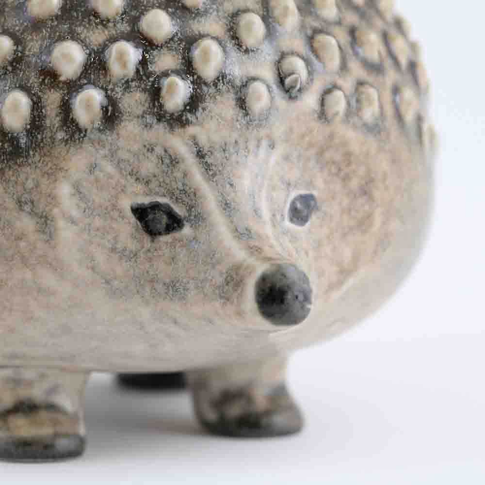 のインスタグラム：「“WWF Hedgehog”﻿﻿ ﻿﻿﻿ リサ・ラーソンのヴィンテージ作品のハリネズミ、﻿ イーゲルコットをご紹介。﻿ ﻿﻿﻿ WWF(世界自然保護基金)のためにデザインされ、﻿ 当時2200体限定で販売・募金されていた、レアな作品です。﻿ 今でも人気が高く、入手困難な作品のひとつ。﻿ コロンとしたフォルムと、まっすぐ前を見つめる瞳が印象的です。﻿ ﻿﻿ ﻿直営店では実物をご覧いただけます。﻿﻿ オンラインショップでもお取り扱いしています。﻿﻿ ﻿﻿ ▶直営店はこちら﻿﻿﻿ NECONO SHOP﻿﻿﻿ 〒150-0041　東京都渋谷区神南 1-15-12 秀島ビル 2F﻿﻿﻿ TEL： 03-5428-5162 　営業時間:12時～20時 不定休﻿﻿﻿ https://www.lisalarson.jp/store/ ﻿﻿﻿ ﻿﻿ ▶オンラインショップ：﻿﻿﻿ https://www.lisalarson.shop/?pid=139731078 ﻿﻿﻿ ﻿﻿﻿ #lisalarson #リサラーソン #sweden #スウェーデン #陶器 #北欧 #北欧インテリア #北欧雑貨 #ヴィンテージ #Hedgehog #イーゲルコット #ハリネズミ」