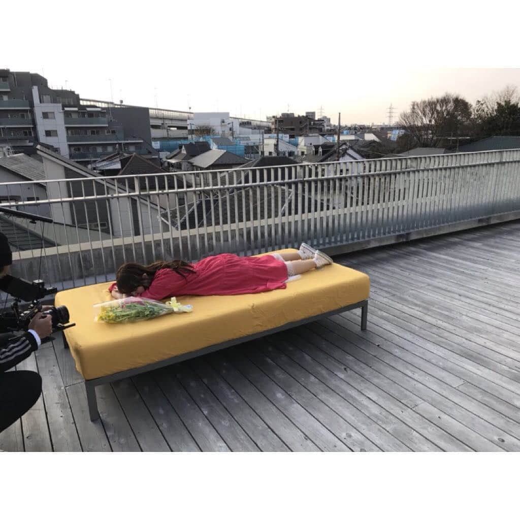 Nao☆ さんのインスタグラム写真 - (Nao☆ Instagram)「後二週間くらいで4月になります⭐︎ 『菜の花』をリリースした日が懐かしいなぁ🌼 自分のソロシングルが出来るなんてそれこそ本当に夢にも思ってなかったし、やっぱり私は歌うことが一番好きだなって今も思います🌼 これはMVの時の写真✨ 名カメラマンのさとうさんと😆✨」3月17日 19時48分 - nao_ngc