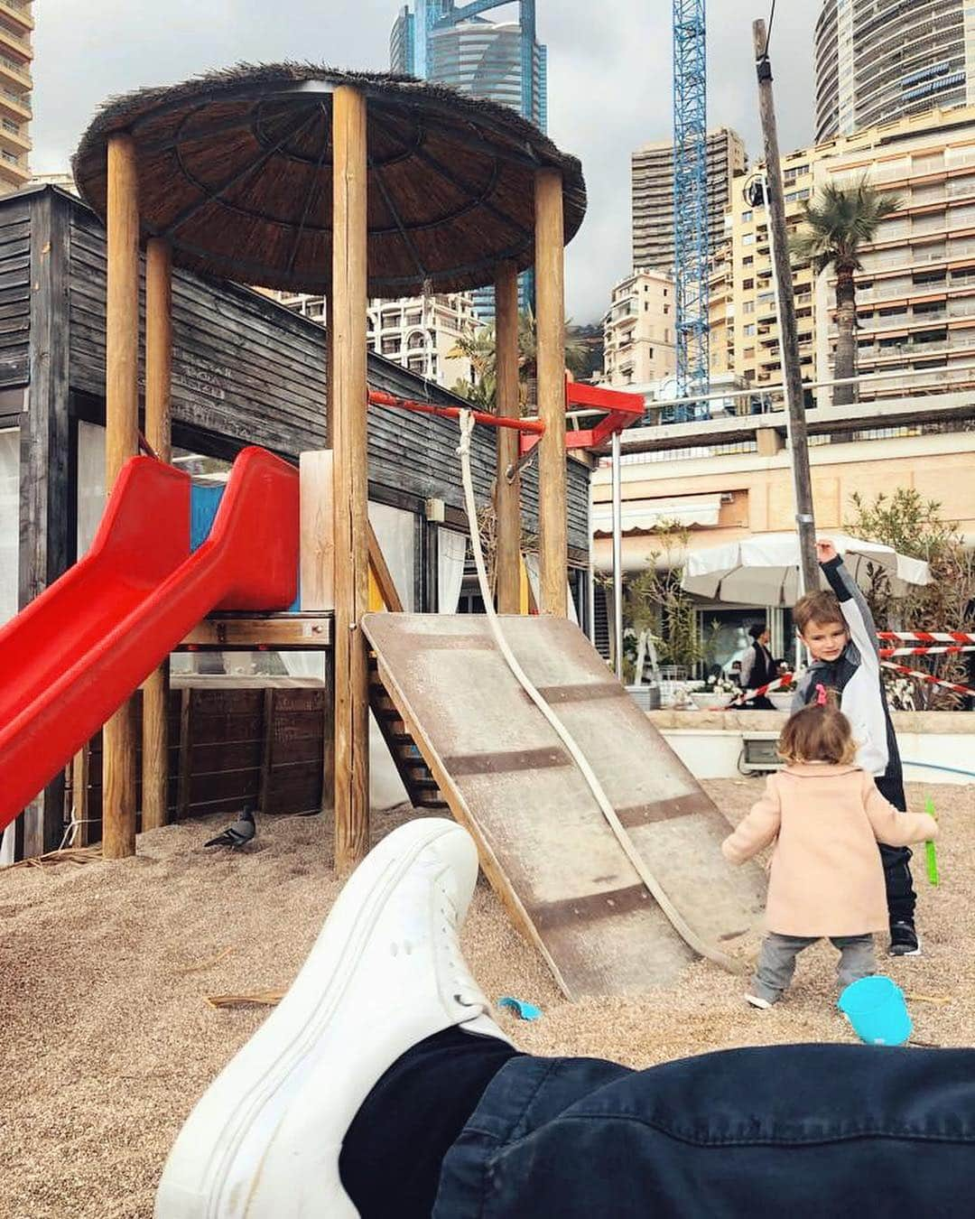 ニコ・ロズベルグさんのインスタグラム写真 - (ニコ・ロズベルグInstagram)「hope you enjoyed @f1! happy sunday. swipe to see the other way 😉  #family #dayout #sundayvibes #beachlife #monaco #f1 #formula1 #daddytime」3月17日 20時06分 - nicorosberg