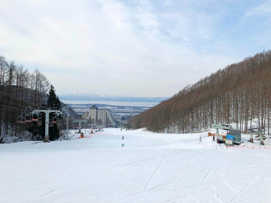 金泉紗恵子さんのインスタグラム写真 - (金泉紗恵子Instagram)「.﻿ 5年ぶり 人生2回目🏂﻿ 冬は引きこもりがちの我が家ですが、この時期にまさかのスノボへ😁﻿ 福島県 猪苗代のリステル猪苗代 @listelinawashiro に行ってきました🥰﻿ ﻿ スキーやスノボは今までイマイチ縁がなく…﻿ 今回タイミングが色々良かったので、せっかくの機会だし、形から入るタイプだし笑﻿ とりあえずウエアの上だけROXY、あとはネットで適当に揃えて行ってきました🙆‍♀️﻿ ROXYのウェアだけは可愛くて高いけど買ってしまった🥺﻿ 買っておけば、来シーズンもきっと行くはず🤭﻿ ﻿ ﻿ ﻿ 初級コースは初心者にはぴったりのとても緩い傾斜💓﻿ スワイプして最初の動画が5年ぶりの1本目🙌﻿ 下手すぎて、前に進まずに停止したり🤣笑﻿ 2本目の動画は3時間滑った本日の最後🙌﻿ まだまだかなりのポンコツですが、とりあえず前にはちゃんと進んでます🤪笑﻿ Goproのスタビライザーを使ってるのですが、ブレなすぎて逆に全く進んでいるように見えないという😇﻿ 次回はこれより上手くなりますように🙏﻿ ﻿ 実は夫婦ともにスノボの経験がかなり少ないので、来シーズン誰か上手い人、私たちに教えてください🧐笑﻿ このままだと正解がわからなくて、成長しなそう🙃﻿ ﻿ ﻿ ﻿ リステル猪苗代も清潔感があって、ご飯も美味しくて、とにかくスキー場まで近くて、すごく良かったので、また行きたいところの1つになりました🥳﻿ ただ…実は念のためスタッドレスの方が良いと思いレンタカーをしたら、とんでもないところが壊れ、一緒に行った友達と過ごす時間が激減してしまったのが唯一の残念だった点😭﻿ 来シーズンはスタッドレスタイヤを買うところからスタートします🚘﻿ そして今は渋滞で家に全くたどり着きません🤔笑﻿ . #snow #snowboarding #snowboard #gopro #goprohero5 #travel #followme #roxy #roxysnow #fukushima #inawashiro #listelinawashiro #スノボ初心者 #スノボ #スノボ女子 #スノボ動画 #goproのある生活 #リステル猪苗代 #猪苗代 #スタビライザー #ジンバル #スノボウェア #小旅行」3月17日 19時59分 - saeko_kanaizumi