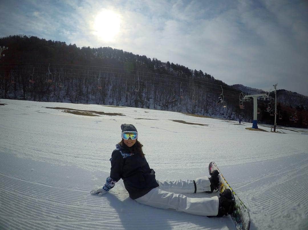 のインスタグラム：「.﻿ 5年ぶり 人生2回目🏂﻿ 冬は引きこもりがちの我が家ですが、この時期にまさかのスノボへ😁﻿ 福島県 猪苗代のリステル猪苗代 @listelinawashiro に行ってきました🥰﻿ ﻿ スキーやスノボは今までイマイチ縁がなく…﻿ 今回タイミングが色々良かったので、せっかくの機会だし、形から入るタイプだし笑﻿ とりあえずウエアの上だけROXY、あとはネットで適当に揃えて行ってきました🙆‍♀️﻿ ROXYのウェアだけは可愛くて高いけど買ってしまった🥺﻿ 買っておけば、来シーズンもきっと行くはず🤭﻿ ﻿ ﻿ ﻿ 初級コースは初心者にはぴったりのとても緩い傾斜💓﻿ スワイプして最初の動画が5年ぶりの1本目🙌﻿ 下手すぎて、前に進まずに停止したり🤣笑﻿ 2本目の動画は3時間滑った本日の最後🙌﻿ まだまだかなりのポンコツですが、とりあえず前にはちゃんと進んでます🤪笑﻿ Goproのスタビライザーを使ってるのですが、ブレなすぎて逆に全く進んでいるように見えないという😇﻿ 次回はこれより上手くなりますように🙏﻿ ﻿ 実は夫婦ともにスノボの経験がかなり少ないので、来シーズン誰か上手い人、私たちに教えてください🧐笑﻿ このままだと正解がわからなくて、成長しなそう🙃﻿ ﻿ ﻿ ﻿ リステル猪苗代も清潔感があって、ご飯も美味しくて、とにかくスキー場まで近くて、すごく良かったので、また行きたいところの1つになりました🥳﻿ ただ…実は念のためスタッドレスの方が良いと思いレンタカーをしたら、とんでもないところが壊れ、一緒に行った友達と過ごす時間が激減してしまったのが唯一の残念だった点😭﻿ 来シーズンはスタッドレスタイヤを買うところからスタートします🚘﻿ そして今は渋滞で家に全くたどり着きません🤔笑﻿ . #snow #snowboarding #snowboard #gopro #goprohero5 #travel #followme #roxy #roxysnow #fukushima #inawashiro #listelinawashiro #スノボ初心者 #スノボ #スノボ女子 #スノボ動画 #goproのある生活 #リステル猪苗代 #猪苗代 #スタビライザー #ジンバル #スノボウェア #小旅行」