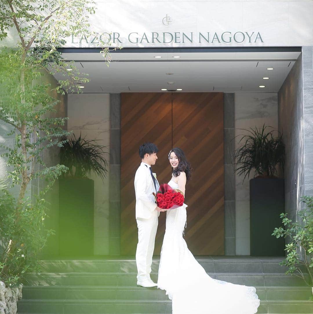 LAZOR_GARDEN_NAGOYAさんのインスタグラム写真 - (LAZOR_GARDEN_NAGOYAInstagram)「@lazor_garden_nagoya をフォローして #ラソールガーデン名古屋 をつけて お写真の投稿おまちしております＊ . バラの花束を花嫁さまにサプライズ♡” 普段は照れくさいことも結婚式という特別なひと時 だからこそ気持ちを込めて♩” 思い出に刻まれる時間をお過ごしください♡ . ------------------ . ▼LAZOR GARDEN NAGOYA の公式HPをcheck＊* https://www.lazor-nagoya.jp/ ▼ブライダルフェアの予約はコチラから♩ http://bit.ly/lazor-nagoyafair . 『#ラソールガーデン名古屋』. 『#lazorgardennagoya』 のハッシュタグをつけて お写真を投稿してくださいね＊ . こちらの公式IG（@lazor_garden_nagoya） で取り上げさせていただきます＊ . ラソールガーデン名古屋 ☎052-756-2710 . #dress #nagoya #wedding #weddingdress #weddingparty #lazorgardennagoya #ウェディングドレス #ウェディングレポ #チャペル #パーティ #ブライダルフェア#プレ花嫁 #卒花 #ガーデン #披露宴 #日本中のプレ花嫁さんと繋がりたい #nagoya #結婚式 #結婚式場 #結婚式準備 #名古屋花嫁 #東海花嫁 #👗 #marryxoxo #Dressy花嫁 #バラの花束 #サプライズ #邸宅ウェディング」3月17日 19時59分 - lazor_garden_nagoya