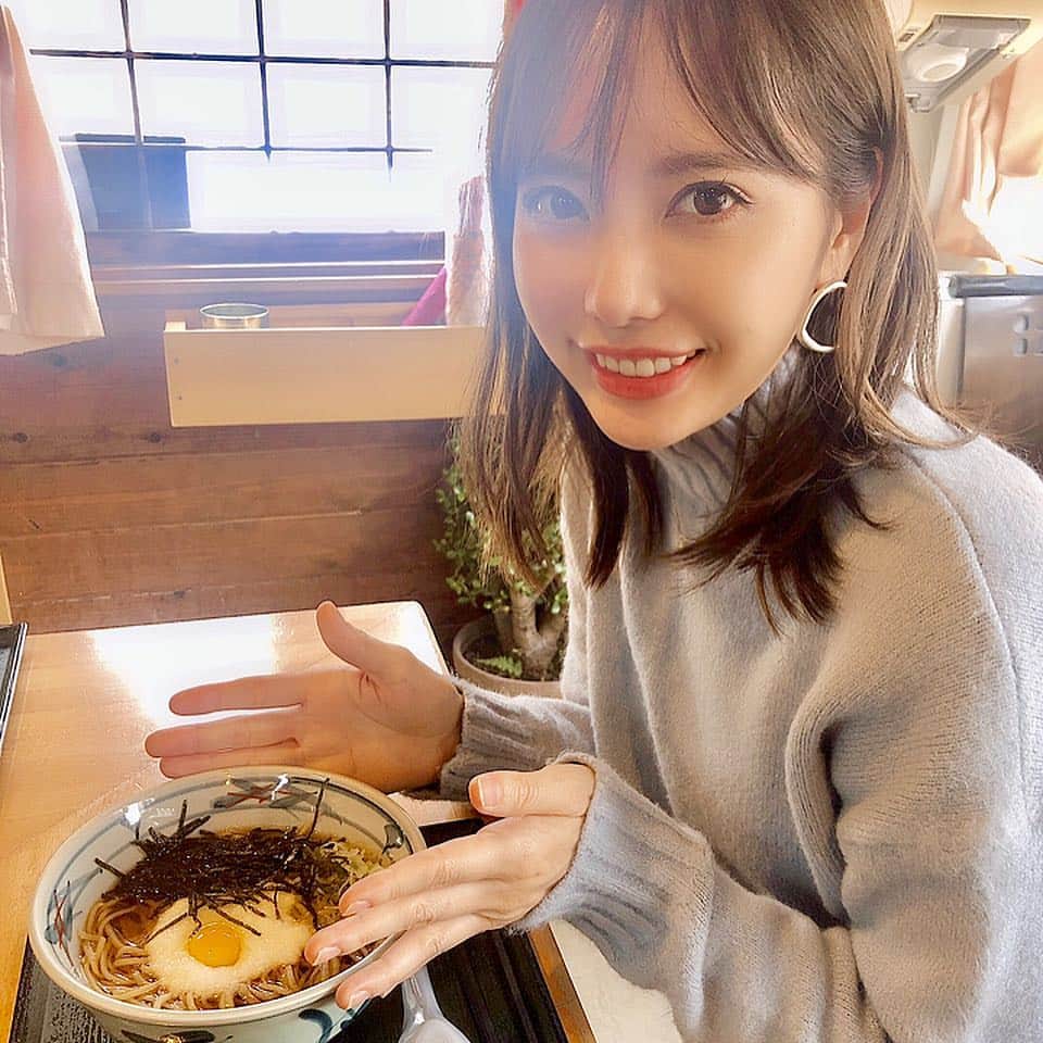 Aoiさんのインスタグラム写真 - (AoiInstagram)「#白川郷 ではお蕎麦処 #乃むら へ🌱 人気のお店のようで、店内はお客さんでいっぱいでした✨ 私は温かいとろろそばセットを注文したよー😊 お汁がとても美味しくて最後まで飲み干してしまいそうだった.. いや、飲み干してた😆笑 セットにするとまいたけご飯が付いてくるんですが そのご飯がこれまた美味しかったです♡  #GINGER #gg #gingerweb #飛騨高山 #白川村 #女子旅 #合掌造り集落 #岐阜県女子旅 #世界遺産 #観光名所 #蕎麦 #グルメ」3月17日 20時00分 - aoioa