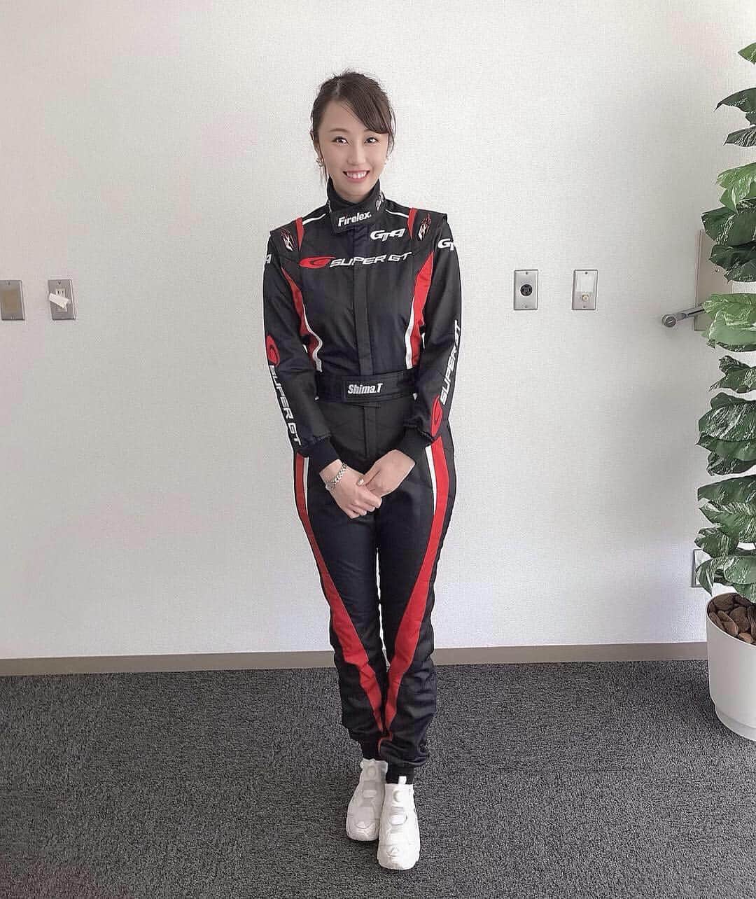 のインスタグラム：「今回初めて、 岡山国際サーキットへ 公式テストを観に行って来ました！  コロコロと変わる天候で 皆さん本当に大変そうでした💦  この度とてもカッコいいデザインのレーシングスーツを!!! 名前入りで作って頂いたので（有り難うございます！） それを着て、ピットやコース見学に行きました⭐︎ エンジン音の鳴り響く音、 想像以上の迫力と躍動感を肌で感じ、心が踊りました。  早速インタビューもさせて頂き、 ご協力頂きました関係者の皆様  そして暖かい言葉をかけてくださった皆さん有り難うございました💓  #公式テスト岡山 #岡山国際サーキット #SUPERGT」