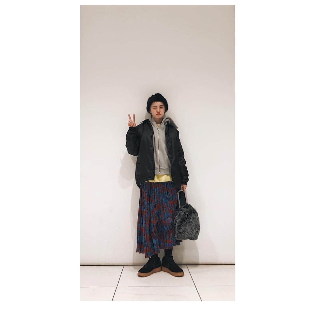 るうこさんのインスタグラム写真 - (るうこInstagram)「#今日のコーディネート  帽子 @zara  アウター @commedesgarcons  スカート @titivatejp  スニーカー @nike  今日寒かったよね？！ #ブルゾンコーデ #ファー帽子#fashion#titivate#ティティベイト #OOTD#titivatestyle##プリーツロングスカート#スニーカー」3月17日 20時01分 - rororuko