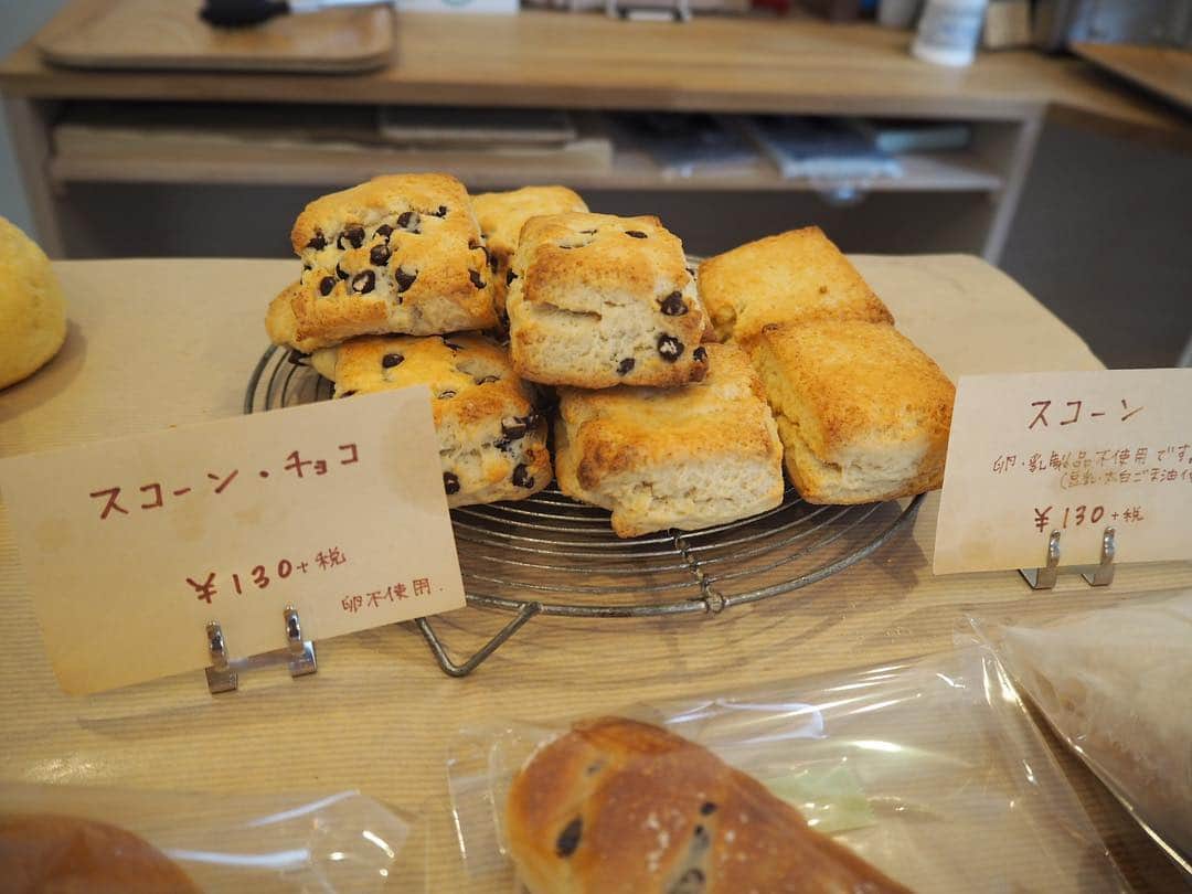 菅原智郁さんのインスタグラム写真 - (菅原智郁Instagram)「そういえば、 山形市緑町のtakeda bakery にも行ってました🥐✨ 住宅街の中に佇む小さなお店。 比較的 最近オープンしたばかりみたい☺️ . 特に甘い系のパンが多くて、迷っちゃいましたが、 ベーコンエピとチョコ入りのクリームパンをチョイス。 どっちもおいしいけど…このクリームパンがびっくりするくらいおいしかった😂💓 他店には売ってないので、また食べたくなったら行こう～～ . #山形 #山形市 #takedabakery #ベーコンエピ #クリームパン #ベーカリー #パン屋 #パン屋巡り ⑨ #ミラーレス一眼 #ランチ #ぱんすたぐらむ」3月17日 20時01分 - tomotomokaaaa22