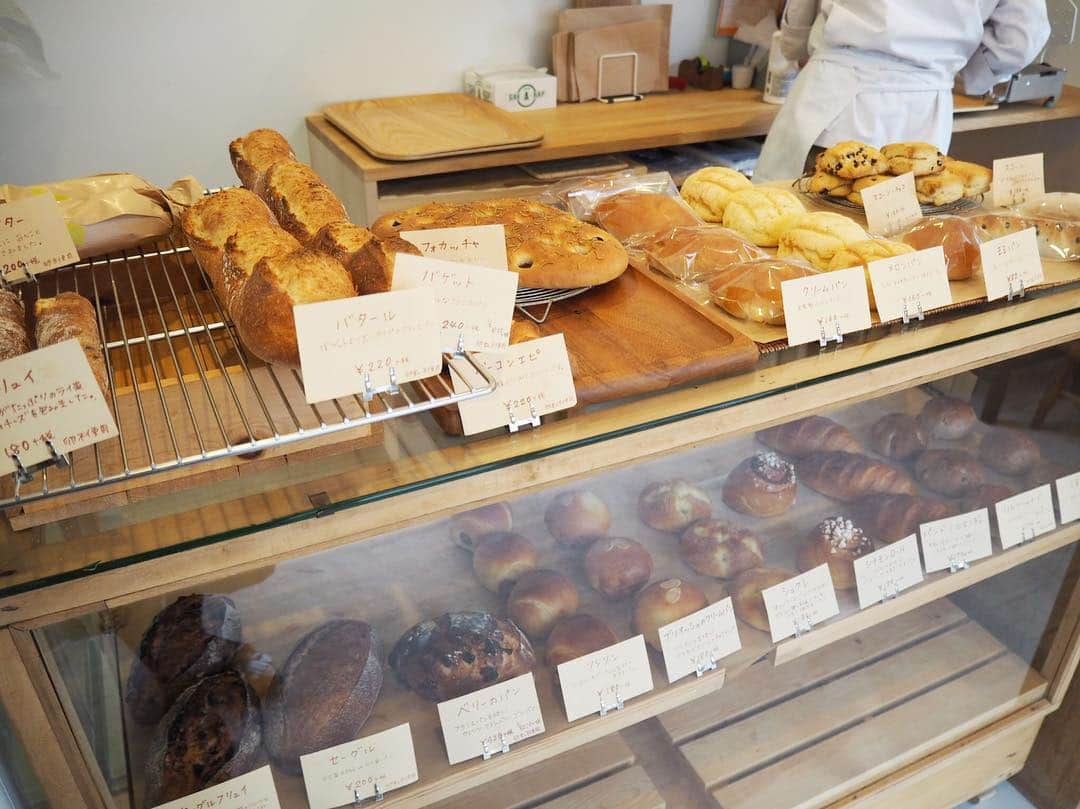 のインスタグラム：「そういえば、 山形市緑町のtakeda bakery にも行ってました🥐✨ 住宅街の中に佇む小さなお店。 比較的 最近オープンしたばかりみたい☺️ . 特に甘い系のパンが多くて、迷っちゃいましたが、 ベーコンエピとチョコ入りのクリームパンをチョイス。 どっちもおいしいけど…このクリームパンがびっくりするくらいおいしかった😂💓 他店には売ってないので、また食べたくなったら行こう～～ . #山形 #山形市 #takedabakery #ベーコンエピ #クリームパン #ベーカリー #パン屋 #パン屋巡り ⑨ #ミラーレス一眼 #ランチ #ぱんすたぐらむ」
