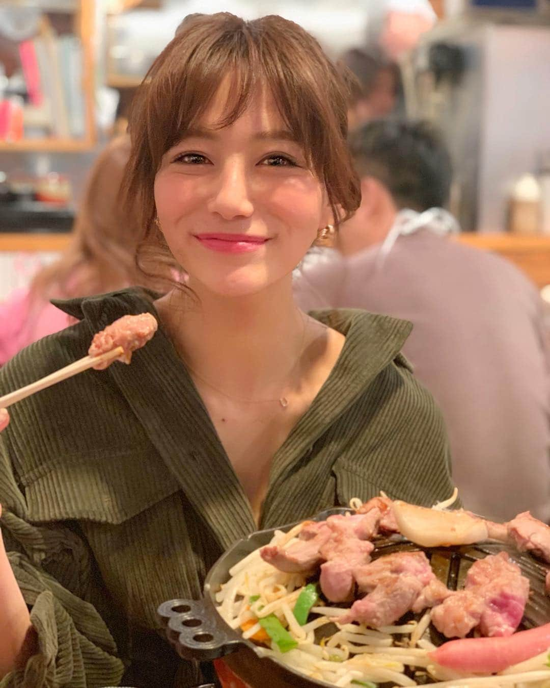 石井里奈さんのインスタグラム写真 - (石井里奈Instagram)「こんばんは❤️ . 今夜は里奈ログ✨たまには東京編👌 . 大好きなジンギスカン🐏🍖💕 ふらっと入ったお店が、食べ飲み放題で3980円😳✨❤️ . 北海道直送の生ラム肉😍 柔らかくて美味しすぎたぁ〜🤣💕ただにんにく入れすぎて、翌日もにんにく臭かった気がする😛笑 . さてさて明日からまたお仕事🤣 気合い入れて頑張って行こっと🌻 . 今日もお疲れ様でした💕✨ . #ジンギスカン #りなまるグルメ #居酒屋 #お肉 #焼肉 #yakiniku #ラム肉 #北海道 #hokkaido #北海道旅行 #肉好き #グルメ #グルメ女子 #food #instafood #meat #lamb #肉食女子 #happy #smile #笑顔 #幸せ #彼女とデートなうに使っていいよ #美味しい #dinner #夜ごはん #ビール #ビール女子 #beer」3月17日 20時03分 - ri7tin1025