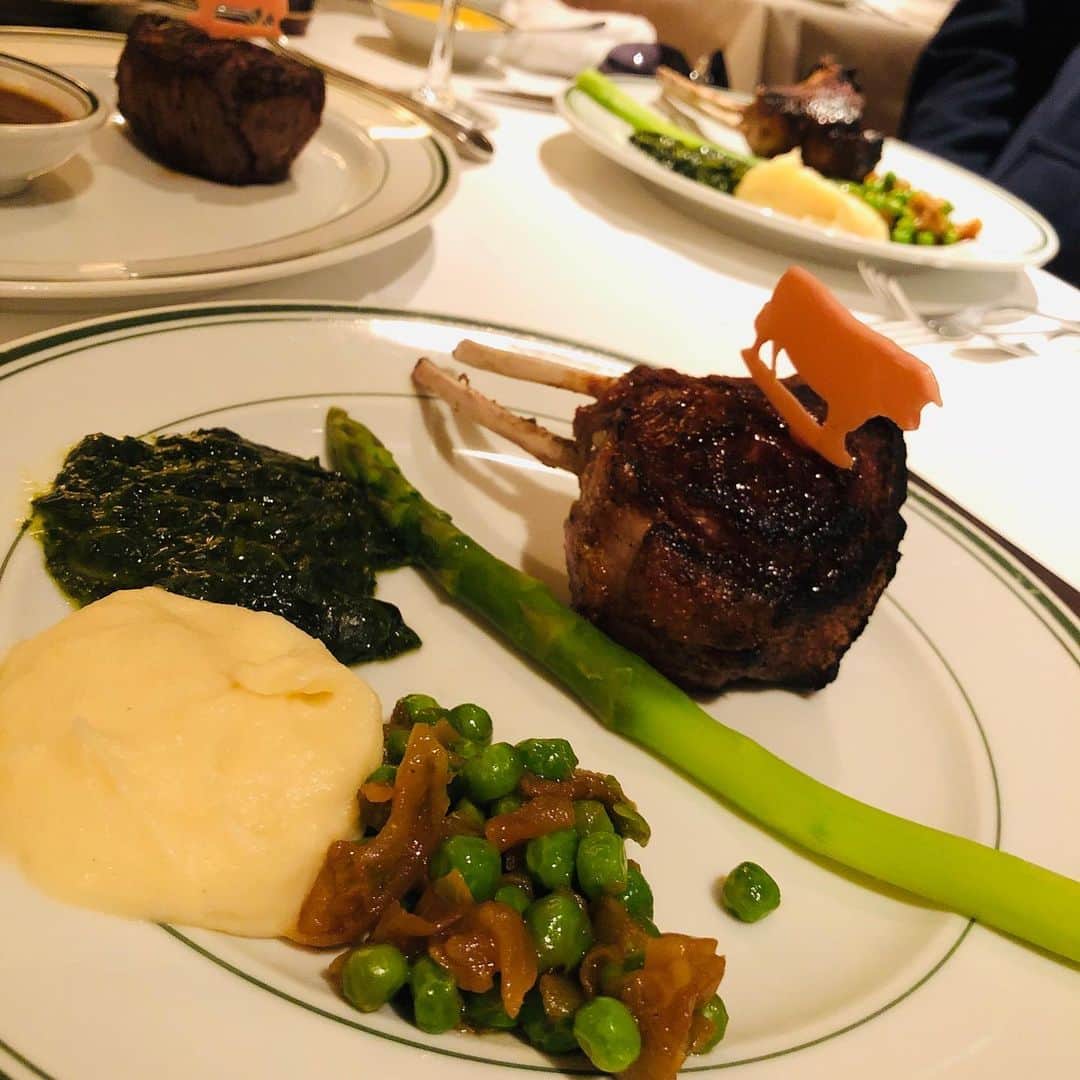 池田有希子のインスタグラム：「Happy St. Patrick's Day! 『プリシラ』、順調に回を重ねています！今日はdinner at Wolfy! ウルフギャングでプロテイン摂取です。あ、アルコールも😅明日明後日はマチネ、そして明々後日は仙波さんのはにわオールスターズやあ！！！ #wolfgangssteakhouse #stpatricksday #priscilla #musical #theaterlife」