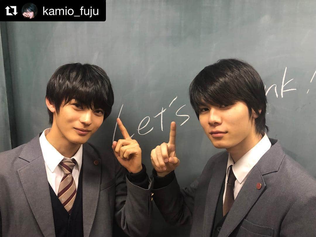 日本テレビ「3年A組-いまから皆さんは、人質です-」のインスタグラム：「大好きだぜ😉 #神尾楓珠 #萩原利久 @kamio_fuju ・・・ Let's think！ 本日より、3A卒業式後編がHuluで配信されてます！ 日本一のクラスの日本一の卒業式を最後まで お見届けください。 最終日に利久とようやくツーショット撮りました。 3ヶ月間ありがとう。 大好きだぜ、3A #3A」