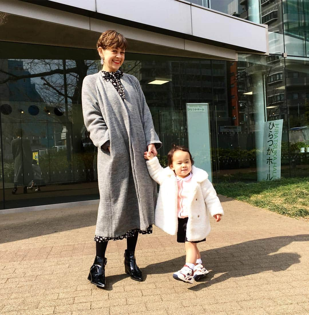 トムセン陽子さんのインスタグラム写真 - (トムセン陽子Instagram)「週末はベリの初めての保育園発表会に参加してきました。 途中舞台上で不安になって泣いちゃったけど、がんばってお歌を歌う姿に、感動。 . . . #よくがんばりました #ベリ #2歳 #mylittlegirl #親子コーデ #ママ #発表会」3月17日 20時11分 - yokothomsen