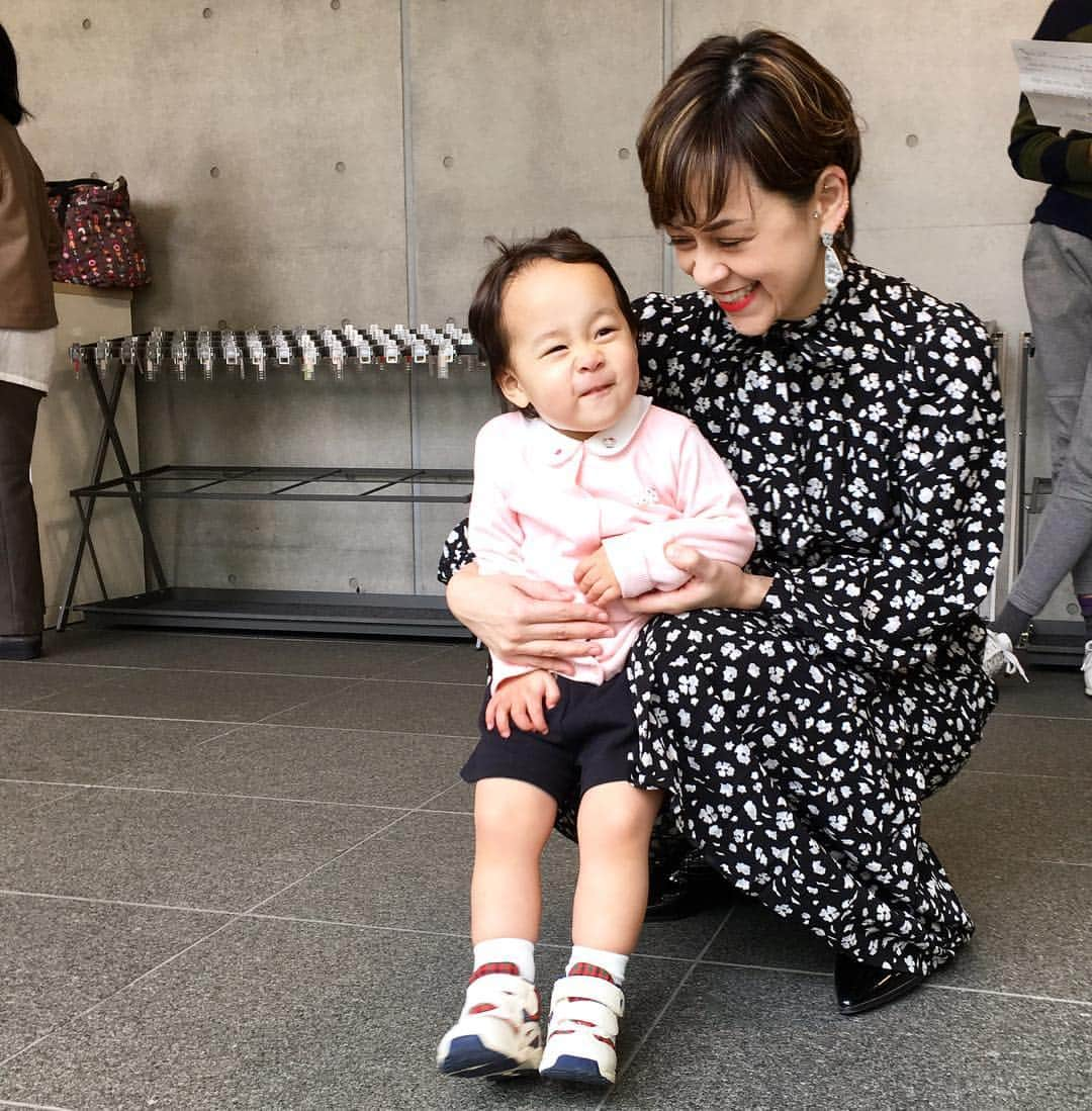 トムセン陽子さんのインスタグラム写真 - (トムセン陽子Instagram)「週末はベリの初めての保育園発表会に参加してきました。 途中舞台上で不安になって泣いちゃったけど、がんばってお歌を歌う姿に、感動。 . . . #よくがんばりました #ベリ #2歳 #mylittlegirl #親子コーデ #ママ #発表会」3月17日 20時11分 - yokothomsen