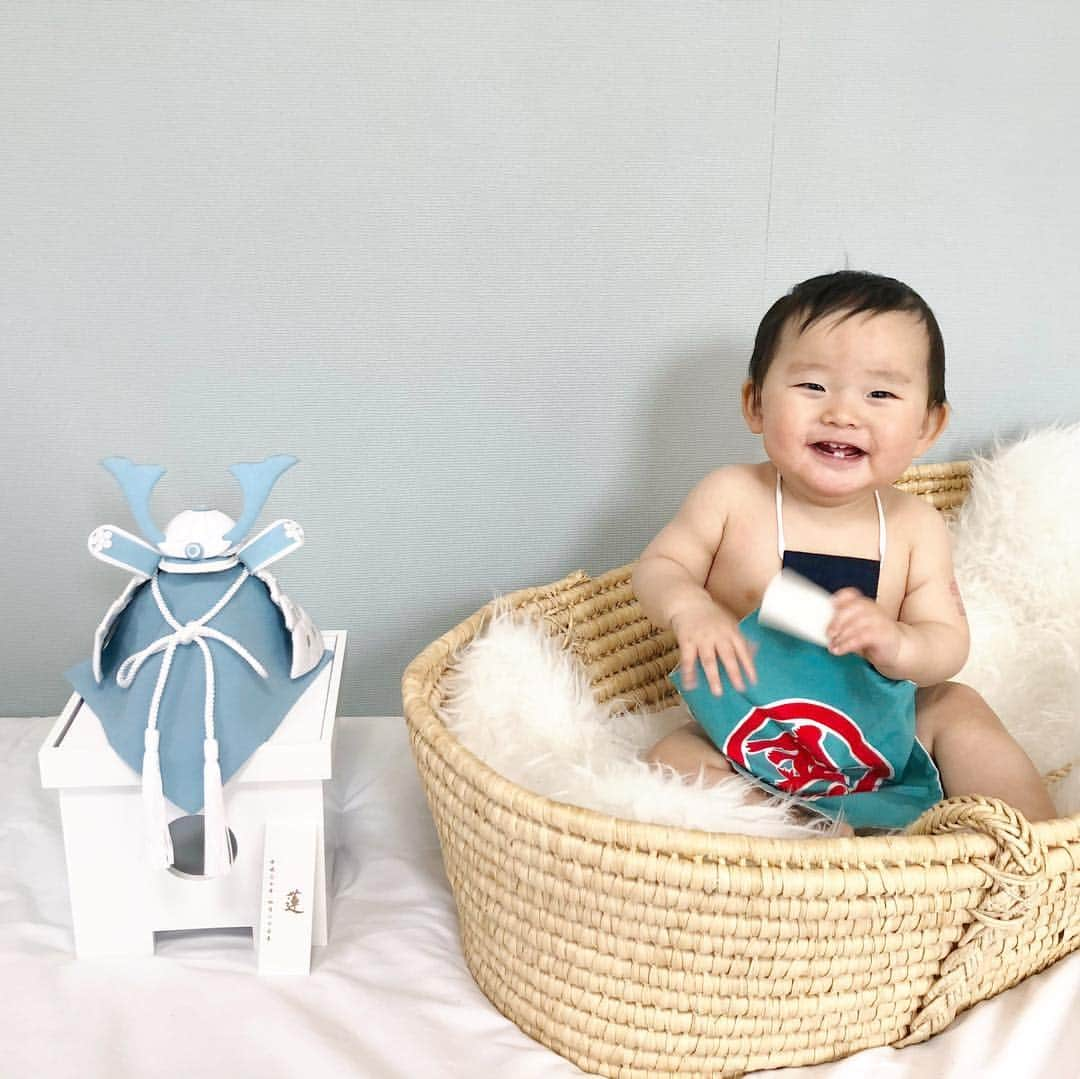 ᴋᴀɴᴀᴋöさんのインスタグラム写真 - (ᴋᴀɴᴀᴋöInstagram)「★ 👶🏻が産まれたら、兜は これにしたいなぁと思っていた 『白粋 (ハキ) 』の #兜飾り 💙 * 京都のちりめん細工で、一点一点、職人さんが 丁寧に 手作りしていて…💙 シンプルなのに、本当に素敵なのです😍✨ * このカラーは @cunaselect さんの オリジナル兜💙  名入れの木札も 一緒に付けてくれるのも 嬉しい😆💕 * 4月になったら、ツインズ君のと一緒に飾ろうね🎏✨ * #cunaselect #クーナセレクト #cunaselectlife #クーナセレクトライフ #白粋 #ハキ #HAKI #葵宙 #生後10ヶ月」3月17日 20時23分 - kanakokko_34_