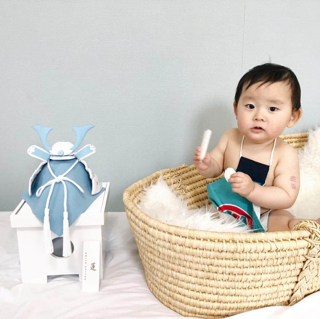 ᴋᴀɴᴀᴋöさんのインスタグラム写真 - (ᴋᴀɴᴀᴋöInstagram)「★ 👶🏻が産まれたら、兜は これにしたいなぁと思っていた 『白粋 (ハキ) 』の #兜飾り 💙 * 京都のちりめん細工で、一点一点、職人さんが 丁寧に 手作りしていて…💙 シンプルなのに、本当に素敵なのです😍✨ * このカラーは @cunaselect さんの オリジナル兜💙  名入れの木札も 一緒に付けてくれるのも 嬉しい😆💕 * 4月になったら、ツインズ君のと一緒に飾ろうね🎏✨ * #cunaselect #クーナセレクト #cunaselectlife #クーナセレクトライフ #白粋 #ハキ #HAKI #葵宙 #生後10ヶ月」3月17日 20時23分 - kanakokko_34_