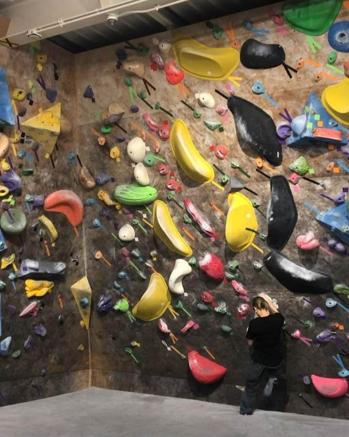 坂井絢音のインスタグラム：「やっと出来たよ〜〜〜〜🤙🤙🤙🤙🤙 . @bouldering_gym_share . 120°の白□1Q @b.rio_e 課題 むじかった。🤦‍♀️🤦‍♀️🤦‍♀️🤦‍♀️ . #boulderinggymshare #snap #MADROCK #みんな来てネ」