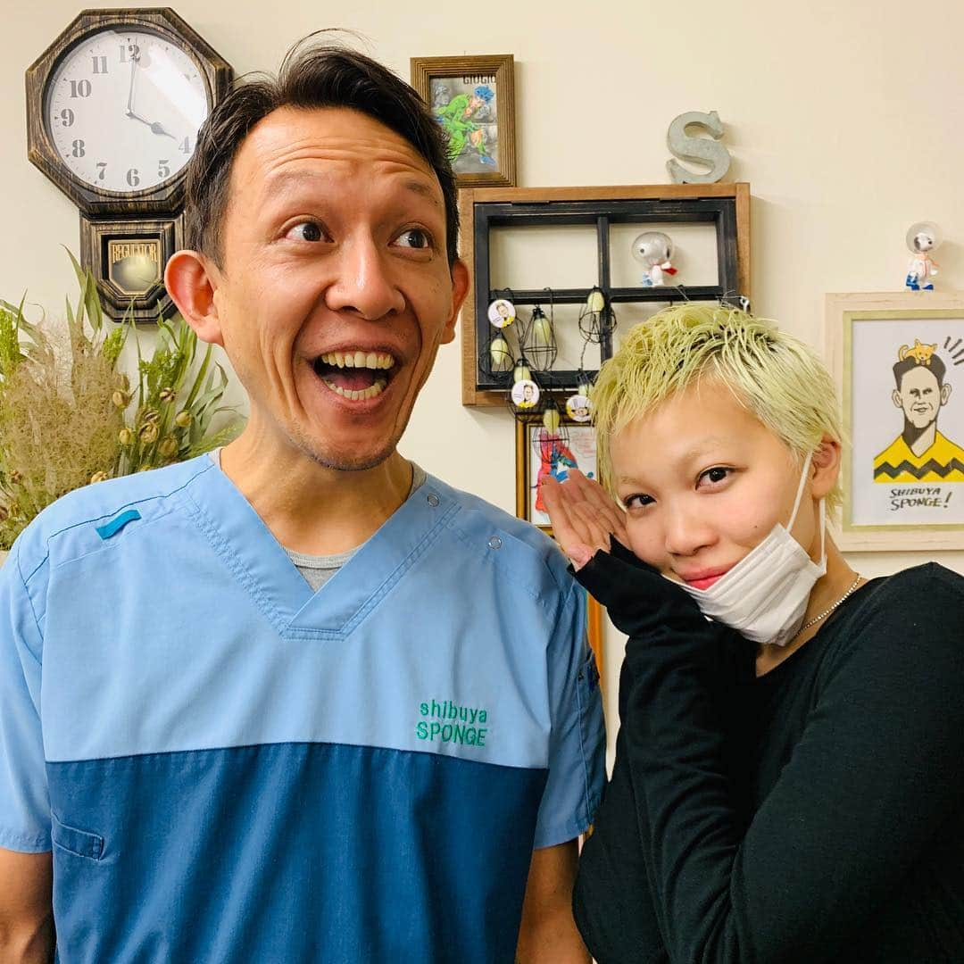 院長ヨモギダさんのインスタグラム写真 - (院長ヨモギダInstagram)「🍏 ハンサムクールビューティーカッコイイが 溢れてるyacoちゃん。 でもそれ以上に圧倒的に しなやかで女性らしさ満載のヒト。 by.嫁 . . @yaco_offi  いつもありがとうございます🍏 . . モデルのyacoちゃんは SEKAI NO OWARI 「Food」 King Gnu (@kinggnu.jp)「vinyl」のMVにも出てます! . . . . ‧✧̣̥̇‧✦‧✧̣̥̇‧✦‧✧̣̥̇‧✦‧✧̣̥̇‧✦ 渋谷スポンジ 💫💫開院2周年イベント開催中🌸 . .  3/31(日)迄の期間中 🌟ご来院の方に✨ハズレなし🌟 スピードくじを開催します!! . ※期間内、ご来院の都度 参加可能です。 (例:月2回施術の方 2回引けます) . ⬇️ ⬇️ ⬇️ . . 次回施術に使える金券💵 10000円分・5000円分・3000円分・1000円分・500円分 その他、コスメなど美容グッズ . . . さらに  期間中ご来院の全ての方に . 帽子にトレーナーにバッグに👍 サイズ感に拘って拘った"(⌯︎¤̴̶̷̀ω¤̴̶̷́) 渋谷スポンジ🏵2周年記念 ꫛꫀꪝ✧‧˚オリジナルバッチ🏵を プレゼント🎁致します!! . . .  ご予約が取りにくくなっております。🙇‍♂️🙇‍♀️ ご予定がお決まりの際は 早目のご予約をお願い致します。 . . . リピーターの方も 鍼に興味はあるけど不安な初めての方も!是非お待ちしております🌸 . . .  #渋谷スポンジ 🌱 ハイクオリティ美容鍼 #鍼灸 #マッサージ #痩身 #ヘッドスパ 東京都渋谷区松濤1-28-6 麻生ビル2F☏‭0367127598‬ 🌷ご予約はHP又はお電話で 🌈 ‭www.shibuya-sponge.com‬ HPからブログもご覧下さい🐕 . . 🙊初回 全メニュー1000円OFF✨ 🙉1ヶ月以内リピート常時500円OFF✨ . 1⃣初回の方にプチギフト進呈🎁  2️⃣全員の方にクリスタルガイザー500mlボトルプレゼント💧 .  3⃣✨2周年記念✨渋谷スポンジオリジナルバッチプレゼント🎁 4️⃣渋谷スポンジオリジナルステッカーも差し上げてます！ . . .  #美容鍼灸 #美容鍼 #小顔 #美肌 #シミ #くすみ #腰痛 #肩こり #むくみ #乾燥肌 #肌荒れ #疲労 #たるみ #アンチエイジング  #偏頭痛  #眼精疲労 #乾燥肌 #骨盤調整 #筋膜リリース #姿勢改善 #肩甲骨はがし #yaco #sekainoowari #kinggnu」3月17日 20時20分 - shibuya_sponge