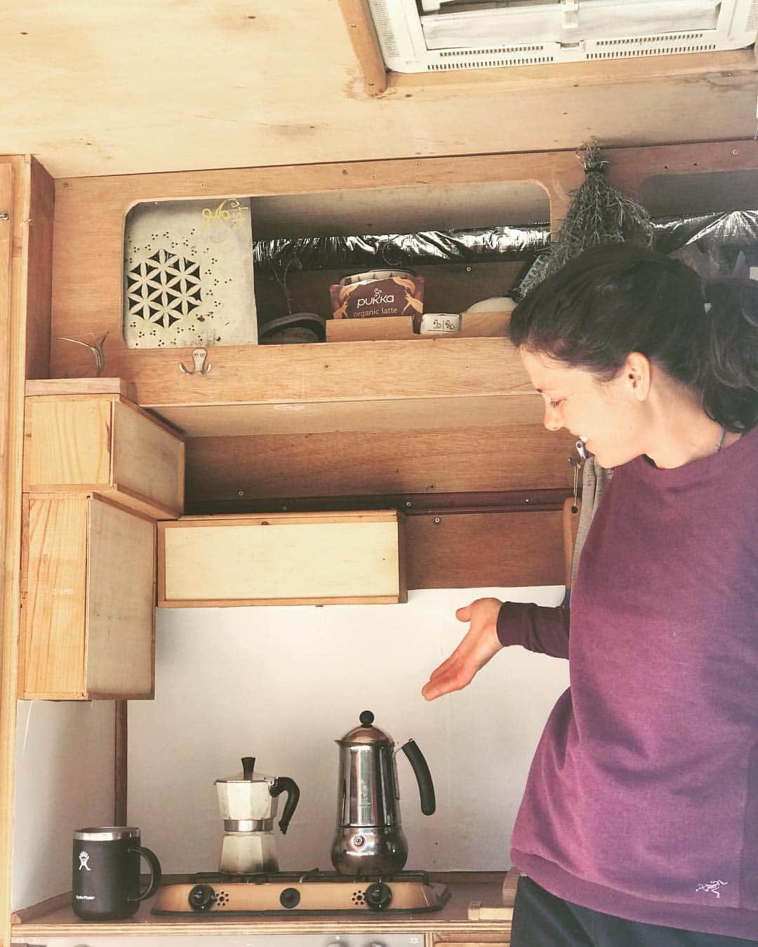 ニナ・カプレツさんのインスタグラム写真 - (ニナ・カプレツInstagram)「#vanlife #essencials  Good books, confutable bed, coffee tools... #hydroflask  And of course a fine partner to share all of this! 👌 📸 Ann Raber capturing our peaceful rest day mornings  #freedomfromlukewarm  @hydroflask , je kiffe!」3月17日 20時32分 - ninacaprez