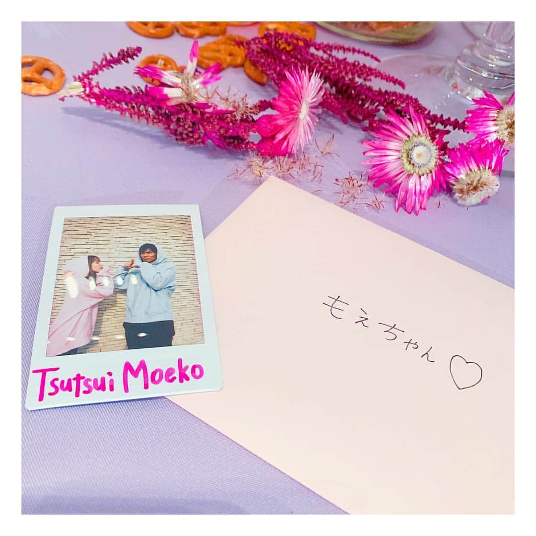 筒井萌子のインスタグラム：「* 昨日の結婚式では全員にお手紙が配られて 読む時間があったんだけどみんなで涙涙😢💕 ぎっしりと書かれた愛のこもったお手紙💌 やっぱりその人の字で書かれてある手紙はいいですね♪ 便利になったけど私はLINEやメールよりもお手紙が好きです。書くのももらうのも♡ ・ #筒井萌子 #女優 #actress #モデル #model #岡山  #shooting #instagood #instalike #converse #撮影 #followme #instalike #ブリヂストンゴルフ #tommyjeans #dhoric #snidel #lee #ゴルフ #ゴルフ女子 #ゴルフコーデ #結婚式」