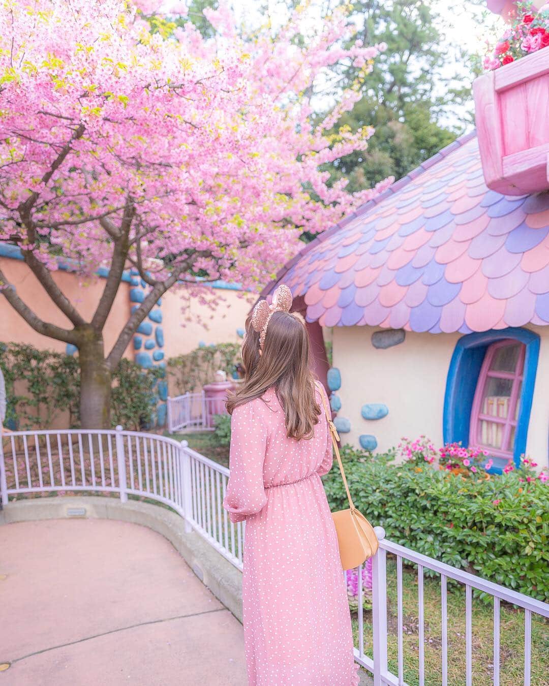 のインスタグラム：「. さくら続き〜🌸 これもお気に入りだからのせる☺️🌸 春が1番好きな季節💐はやく暖かくならないかなぁ💭 . . 📷 @ibk_521  #shihorin__disney #disney #disneyland #tokyodisneyland #tokyodisneyresort #disneyphoto #tdl #tdr #pink #sakura #ディズニー #ディズニーランド #東京ディズニーランド #東京ディズニーリゾート #ミニーちゃんの家 #ミニーの家  #桜 #ディズニーバウンド#ディズニーコーデ #ミニーちゃんコーデ」