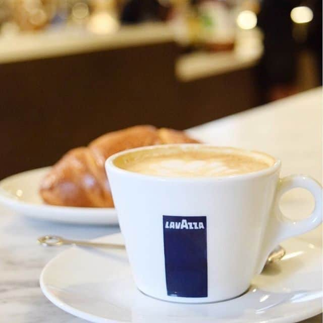 Eataly Brasilさんのインスタグラム写真 - (Eataly BrasilInstagram)「Vai um café, um capuccino, um docinho? Aqui na @lavazzabrasil você pode relaxar e começar bem a sua manhã de domingo. Ti aspettiamo!  #EatalySP #SouEatalyano」3月17日 20時30分 - eatalybr