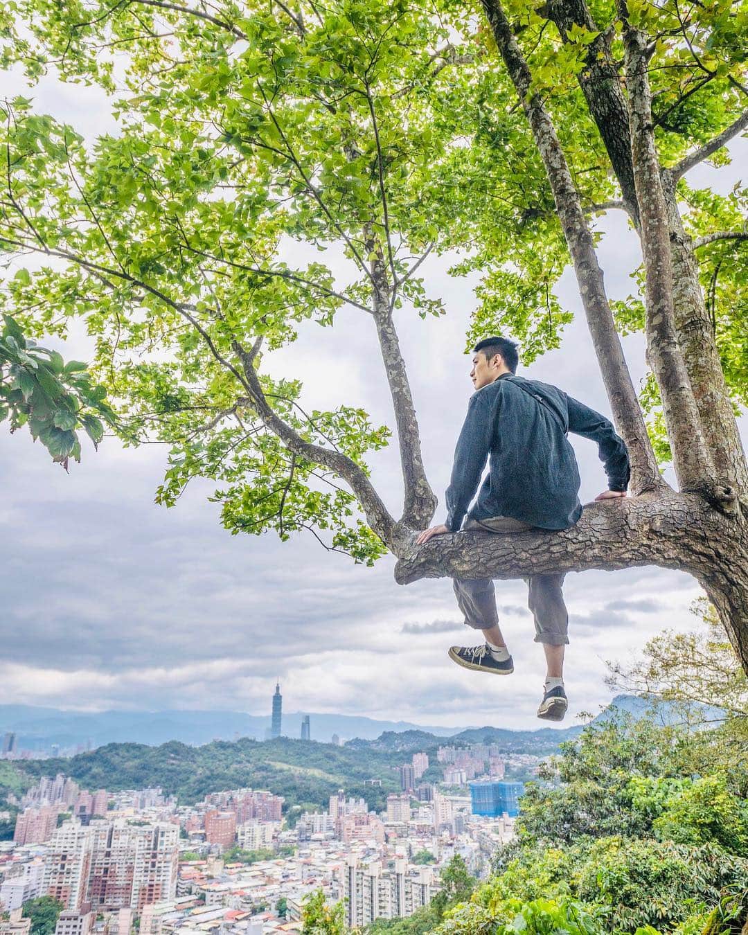 樂さんのインスタグラム写真 - (樂Instagram)「景美仙跡岩。 登山口距離景美捷運只需要5分鐘，爬到山頂也只需要10-15分鐘左右，是個輕鬆又能看見台北美景的好地方💚🌿」3月17日 20時42分 - ygt1016