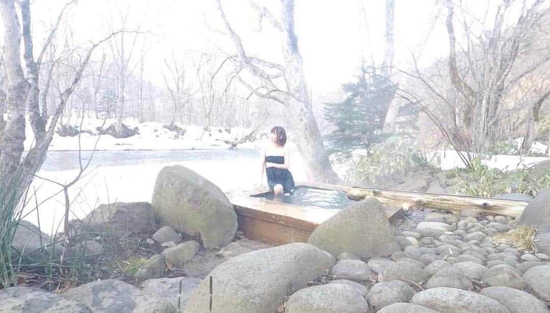 温泉はずきさんのインスタグラム写真 - (温泉はずきInstagram)「銀婚湯 トチニの湯 0096 川沿いの貸切露天風呂 銀婚湯で一番古い貸切露天風呂 #北海道 の温泉巡りで外せないのがこちら！ #インスタ映え  こちらのホームページもよろしくお願いします！ http://onsen-hazuki.jp/onsen-report/  #quelle  #thermalbad  #露天風呂  #温泉好きな人と繋がりたい  #混浴  #温泉  #入浴  #お風呂  #onsen  #温泉アイドル  #温泉タレント  #溫泉  #hotsprings  #sexy  #ฮอตสปริงส์  #온천  #混浴温泉  #bath  #bathroom  #shower  #ファインダー越しの私の世界  #portrait  #portraitphotography  #温泉女子  #bad  #spa  #混浴露天風呂  #入浴シーン」3月17日 20時42分 - yumegurionsen
