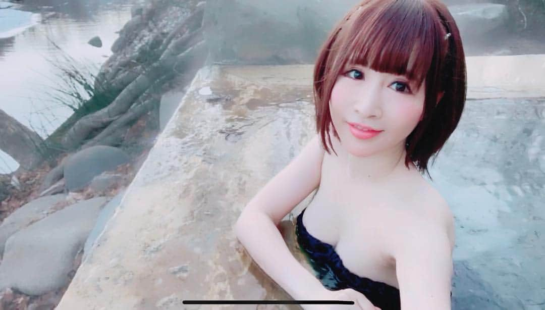 温泉はずきさんのインスタグラム写真 - (温泉はずきInstagram)「銀婚湯 トチニの湯 0096 川沿いの貸切露天風呂 銀婚湯で一番古い貸切露天風呂 #北海道 の温泉巡りで外せないのがこちら！ #インスタ映え  こちらのホームページもよろしくお願いします！ http://onsen-hazuki.jp/onsen-report/  #quelle  #thermalbad  #露天風呂  #温泉好きな人と繋がりたい  #混浴  #温泉  #入浴  #お風呂  #onsen  #温泉アイドル  #温泉タレント  #溫泉  #hotsprings  #sexy  #ฮอตสปริงส์  #온천  #混浴温泉  #bath  #bathroom  #shower  #ファインダー越しの私の世界  #portrait  #portraitphotography  #温泉女子  #bad  #spa  #混浴露天風呂  #入浴シーン」3月17日 20時42分 - yumegurionsen