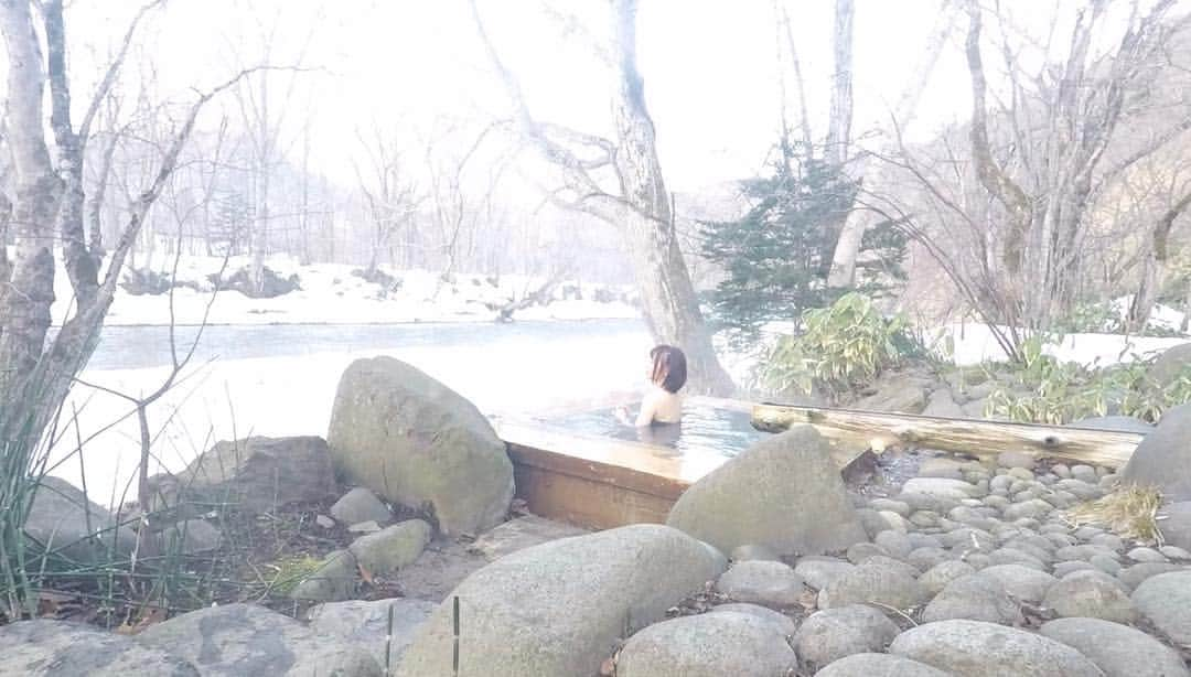 温泉はずきさんのインスタグラム写真 - (温泉はずきInstagram)「銀婚湯 トチニの湯 0096 川沿いの貸切露天風呂 銀婚湯で一番古い貸切露天風呂 #北海道 の温泉巡りで外せないのがこちら！ #インスタ映え  こちらのホームページもよろしくお願いします！ http://onsen-hazuki.jp/onsen-report/  #quelle  #thermalbad  #露天風呂  #温泉好きな人と繋がりたい  #混浴  #温泉  #入浴  #お風呂  #onsen  #温泉アイドル  #温泉タレント  #溫泉  #hotsprings  #sexy  #ฮอตสปริงส์  #온천  #混浴温泉  #bath  #bathroom  #shower  #ファインダー越しの私の世界  #portrait  #portraitphotography  #温泉女子  #bad  #spa  #混浴露天風呂  #入浴シーン」3月17日 20時42分 - yumegurionsen