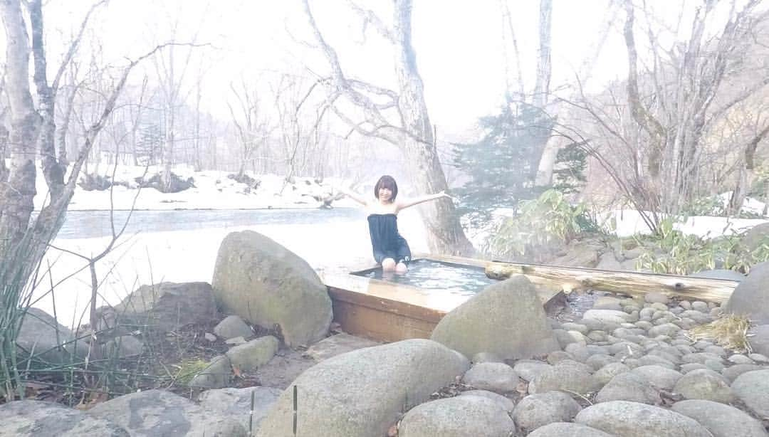 温泉はずきさんのインスタグラム写真 - (温泉はずきInstagram)「銀婚湯 トチニの湯 0096 川沿いの貸切露天風呂 銀婚湯で一番古い貸切露天風呂 #北海道 の温泉巡りで外せないのがこちら！ #インスタ映え  こちらのホームページもよろしくお願いします！ http://onsen-hazuki.jp/onsen-report/  #quelle  #thermalbad  #露天風呂  #温泉好きな人と繋がりたい  #混浴  #温泉  #入浴  #お風呂  #onsen  #温泉アイドル  #温泉タレント  #溫泉  #hotsprings  #sexy  #ฮอตสปริงส์  #온천  #混浴温泉  #bath  #bathroom  #shower  #ファインダー越しの私の世界  #portrait  #portraitphotography  #温泉女子  #bad  #spa  #混浴露天風呂  #入浴シーン」3月17日 20時42分 - yumegurionsen