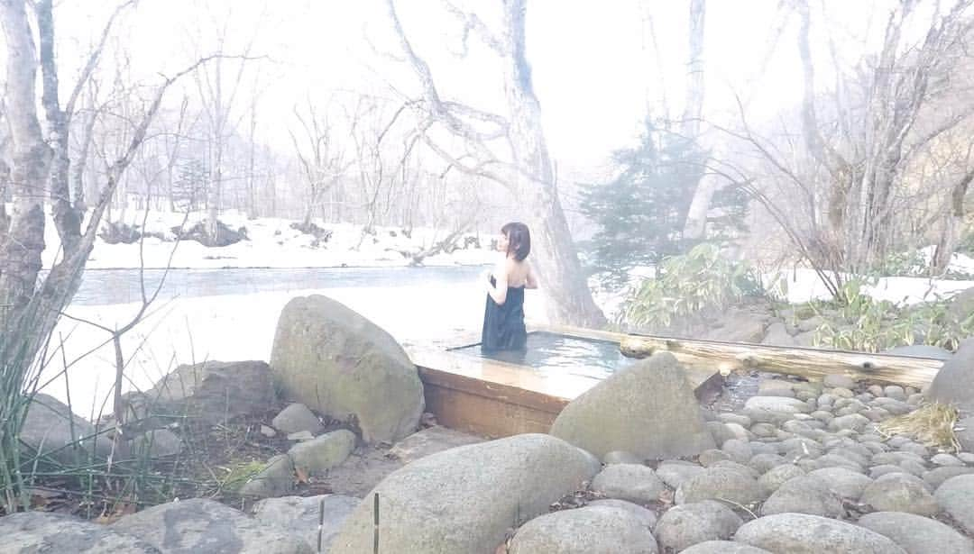 温泉はずきさんのインスタグラム写真 - (温泉はずきInstagram)「銀婚湯 トチニの湯 0096 川沿いの貸切露天風呂 銀婚湯で一番古い貸切露天風呂 #北海道 の温泉巡りで外せないのがこちら！ #インスタ映え  こちらのホームページもよろしくお願いします！ http://onsen-hazuki.jp/onsen-report/  #quelle  #thermalbad  #露天風呂  #温泉好きな人と繋がりたい  #混浴  #温泉  #入浴  #お風呂  #onsen  #温泉アイドル  #温泉タレント  #溫泉  #hotsprings  #sexy  #ฮอตสปริงส์  #온천  #混浴温泉  #bath  #bathroom  #shower  #ファインダー越しの私の世界  #portrait  #portraitphotography  #温泉女子  #bad  #spa  #混浴露天風呂  #入浴シーン」3月17日 20時42分 - yumegurionsen