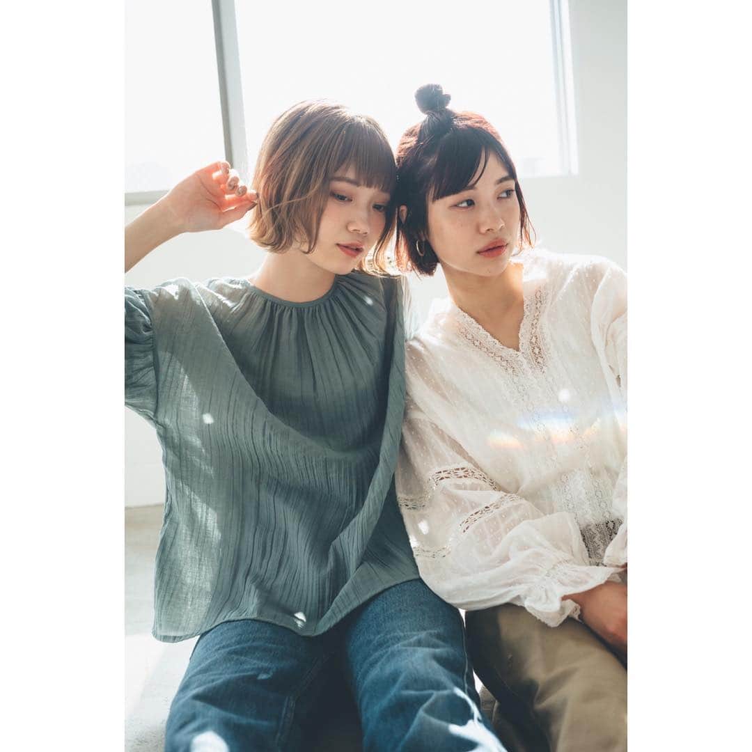 のインスタグラム：「ㅤ 今月は はまこ、こと @_mura_hama と いっしょでした〜 あんまないからうれしかった☺️ あそこのスタジオめっちゃ きれかった。なー。🥺🌈 @azumasatomi0502 さんの スタイリングも相まってなおさら👌🏻 #mer #mer5月号みてねねね」
