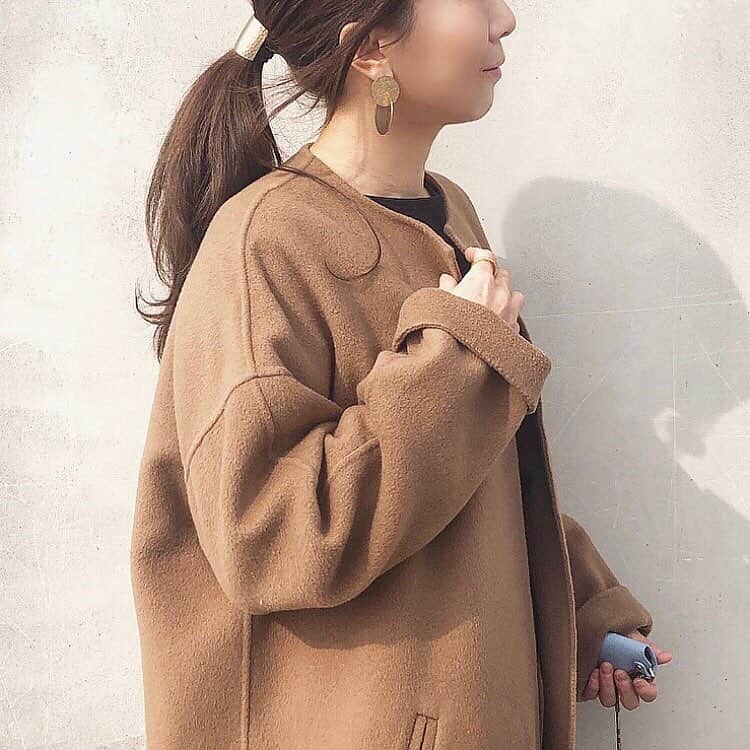 のインスタグラム：「#accessories  昨日のアクセサリー アクセサリーは、断然ゴールド派です。 でも、春夏はシルバーも気になってくる🌸 ・ ・ 左手に持っているのは…車のキーと家の鍵。 なぜなら、出かける間際に家の前で撮ったから(笑) ・ ・」