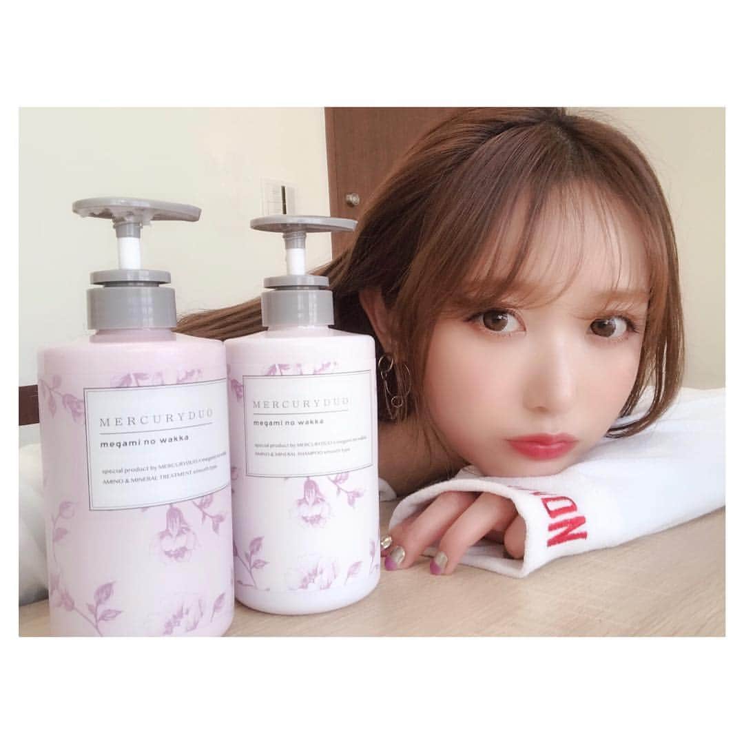 のインスタグラム：「この香りだいすき 💐﻿﻿ MERCURYDUOのシャンプートリートメント﻿﻿ さらさらになるスムースタイプ、春めいてよい☺︎﻿﻿ #beauty #hair #mercuryduo #megaminowakka #さらツヤ髪」