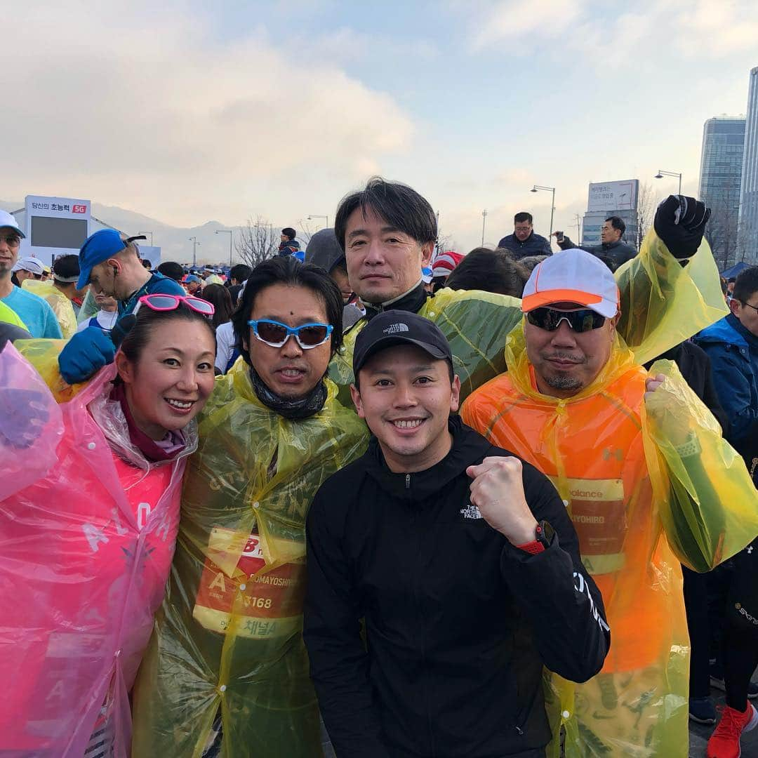 八木隆太郎さんのインスタグラム写真 - (八木隆太郎Instagram)「初の海外遠征！に会社の先輩方と参戦  ソウルマラソン2019 自己ベストで完走できました🏃‍♂️ ボストンに次ぐ、世界で2番目に歴史のある大会は高速コースで有名。 序盤は3時間半をきるハイペースで走れましたが、後半練習の距離不足が影響し、失速。。。 なんとか3時間43分くらい？で自己ベスト更新できました。  ゴール地点はあのベンジョンソンがドーピングで失格になってしまった五輪スタジアム🏟  pm2.5もとくに影響なく、 エイドにはキムチはなくチョコパイがあったのが韓国らしかった。 あと完走メダルはかっこいいんだけれど、袋に入ってて『はい』て感じで渡された。笑  ゴミの投棄などは日本を見習ってほしいなと思ったけれど、すばらしい大会でした✨  #ソウルマラソン #ランニング #マラソン」3月17日 20時46分 - ryutaroyagi0414