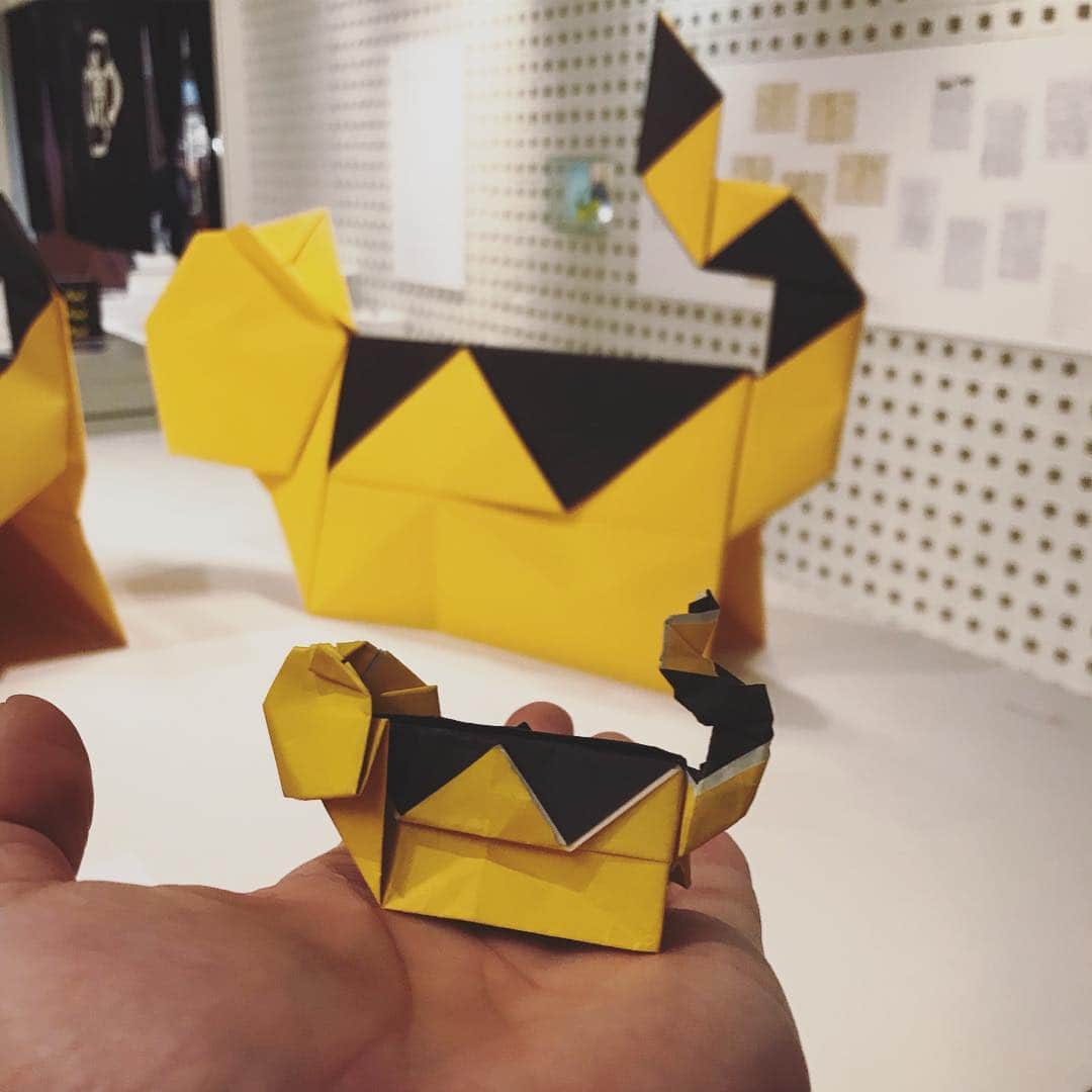 石川龍のインスタグラム：「東京ミッドタウンの虎屋（羊羹のね）に行ったら折り紙特集をやってました。 店内のスペースで折り方の見本を見ながら頑張ってトラ🐯をつくりました。20分くらいかかったかな。シッポが思ったようにはいかんかったね。奥に見えるのは高さ1mくらいの大トラです。 折り紙、楽しいですね。 #虎屋 #トラ #tiger #折り紙 #origami」