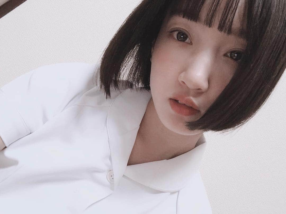 栗野春香（はっちゅん）さんのインスタグラム写真 - (栗野春香（はっちゅん）Instagram)「﻿ ﻿ .﻿ ﻿ ﻿ ﻿ 休憩時間に自撮りするような人間ですが仕事もちゃんとしますのでゆるしてください🦷 ﻿ ﻿ ﻿ .﻿ ﻿ ﻿﻿ #歯 #歯科助手 #ナース #ナース服 ﻿  #japanesegirl #japaneseactress」3月17日 20時47分 - kurino_haruka