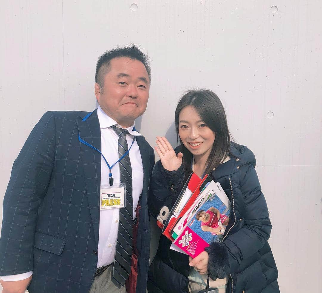 羽村亜美さんのインスタグラム写真 - (羽村亜美Instagram)「昨日に続いて #東京五輪  #日本代表  関連のお仕事です(^^) #ホッケー #チャレンジマッチ2019  #55年ぶり  となる東京での #ホッケー日本代表  の試合  ホッケー日本代表は昨年ジャカルタで開催された #アジア競技会  で男女共に優勝を飾り、オリンピックでのメダル獲得が期待されています。 今日行われたエキシビションマッチでは、男子日本代表 #サムライジャパン  女子日本代表 #さくらジャパン  に  代表入りを狙う男女の #U２１ が挑戦しました！  2試合実況担当させて頂き(^^) 朝からずーーっと喋りっぱなし(^^) ホッケーの魅力のひとつはスピード！！ 早くて迫力あって魅入ってしまいました！！ サークル内での攻撃、 #ペナルティコーナー  見応えたっぷりでした！！ 今日も #解説  の #藤尾香織  さん #高橋  さん  に助けて頂きながら。 本当にありがとうございます！！ あっ！ 10年前に楽天担当だった記者さんとめっっっちゃ久しぶりに再会！一気にテンション上がりーの笑笑笑笑」3月17日 20時49分 - amihamura