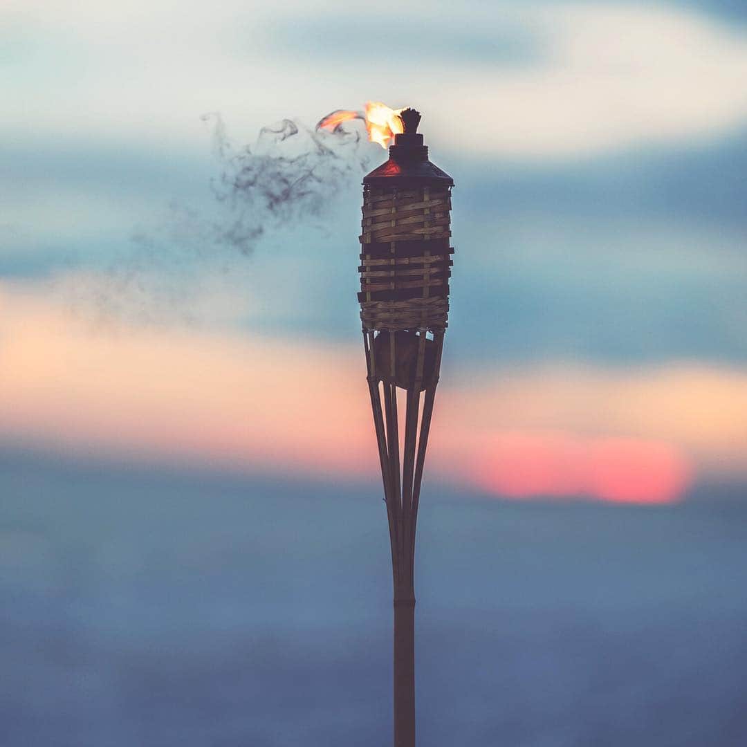 Holly Sissonさんのインスタグラム写真 - (Holly SissonInstagram)「Bonfire with tiki torches on the beach at sunset @VisitFlorida #LoveFL #LiveAmplified @SouthWalton #SouthWalton ~ Canon 1D X MkII + 70–200 f2.8L IS MkII @  f2.8 200mm (See my bio for full camera equipment information plus info on how I process my images. 😊) ~ #pickmotion」3月17日 20時53分 - hollysisson