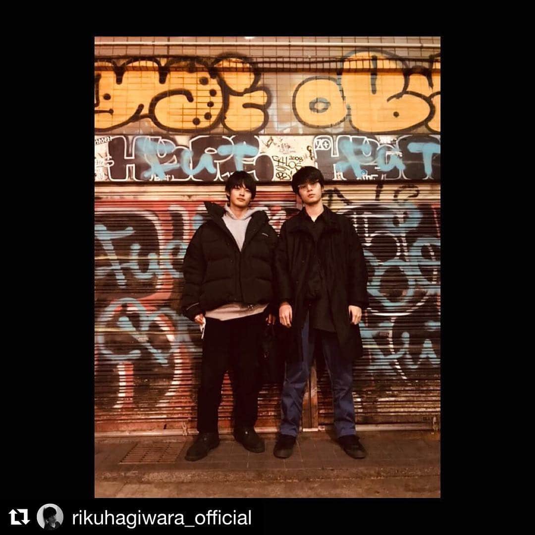 日本テレビ「3年A組-いまから皆さんは、人質です-」のインスタグラム：「👬 #萩原利久 #神尾楓珠 @rikuhagiwara_official ・・・ 本日よりHuluにて『3年A組-今から皆さんだけの、卒業式です-』の後編が配信されています。  3年A組を見られるのもこれでラストですね。 最後の最後までよろしくお願いします。  楓珠がツーショットを載せていたので、自分も載せます。  photo byは全然関係ない坂東龍汰です。  #3A」